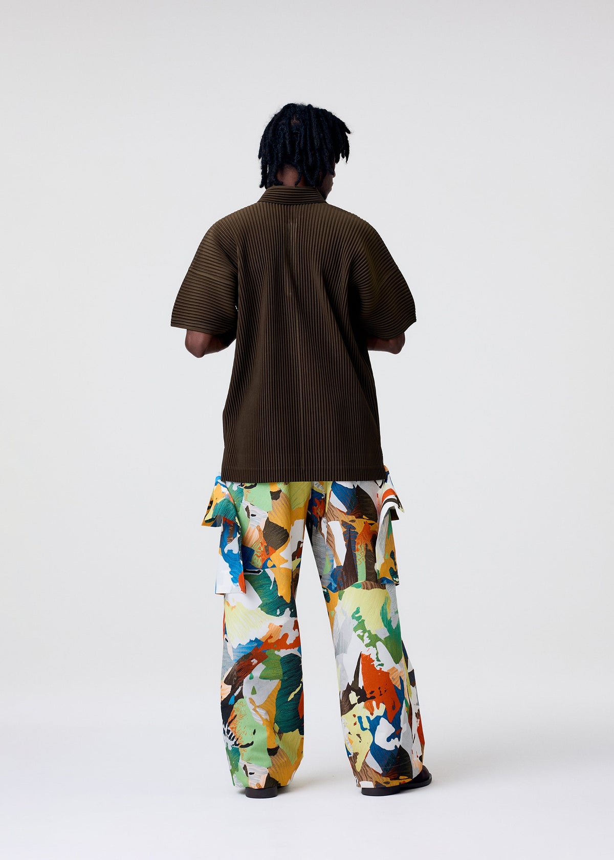 A model wears the HOMME PLISSÉ ISSEY MIYAKE MONTHLY COLORS : JUNE monthly-colors-june-shirt-black.