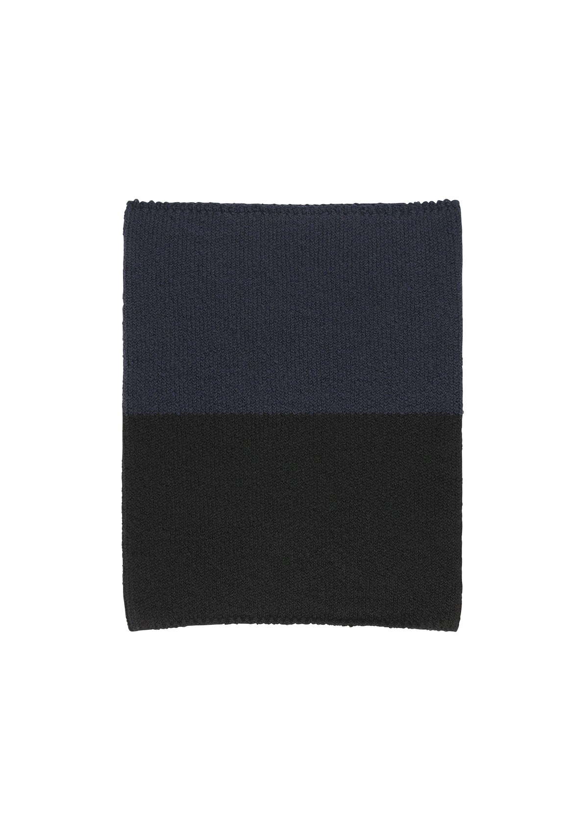 A product shot of the HOMME PLISSÉ ISSEY MIYAKE WINTER GEAR : COLOR BLOCK cap in navy.
