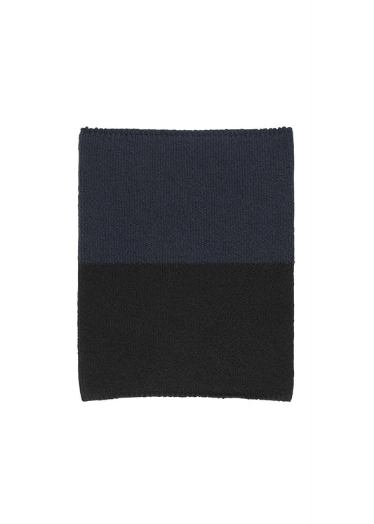 A product shot of the HOMME PLISSÉ ISSEY MIYAKE WINTER GEAR : COLOR BLOCK cap in navy.