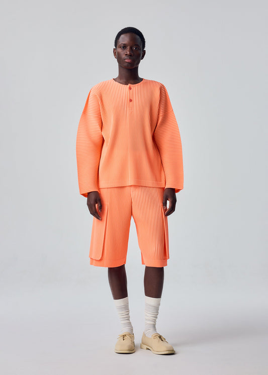 A model wears the HOMME PLISSÉ ISSEY MIYAKE MONTHLY COLORS : SEPTEMBER monthly-colors-september-shorts-black.