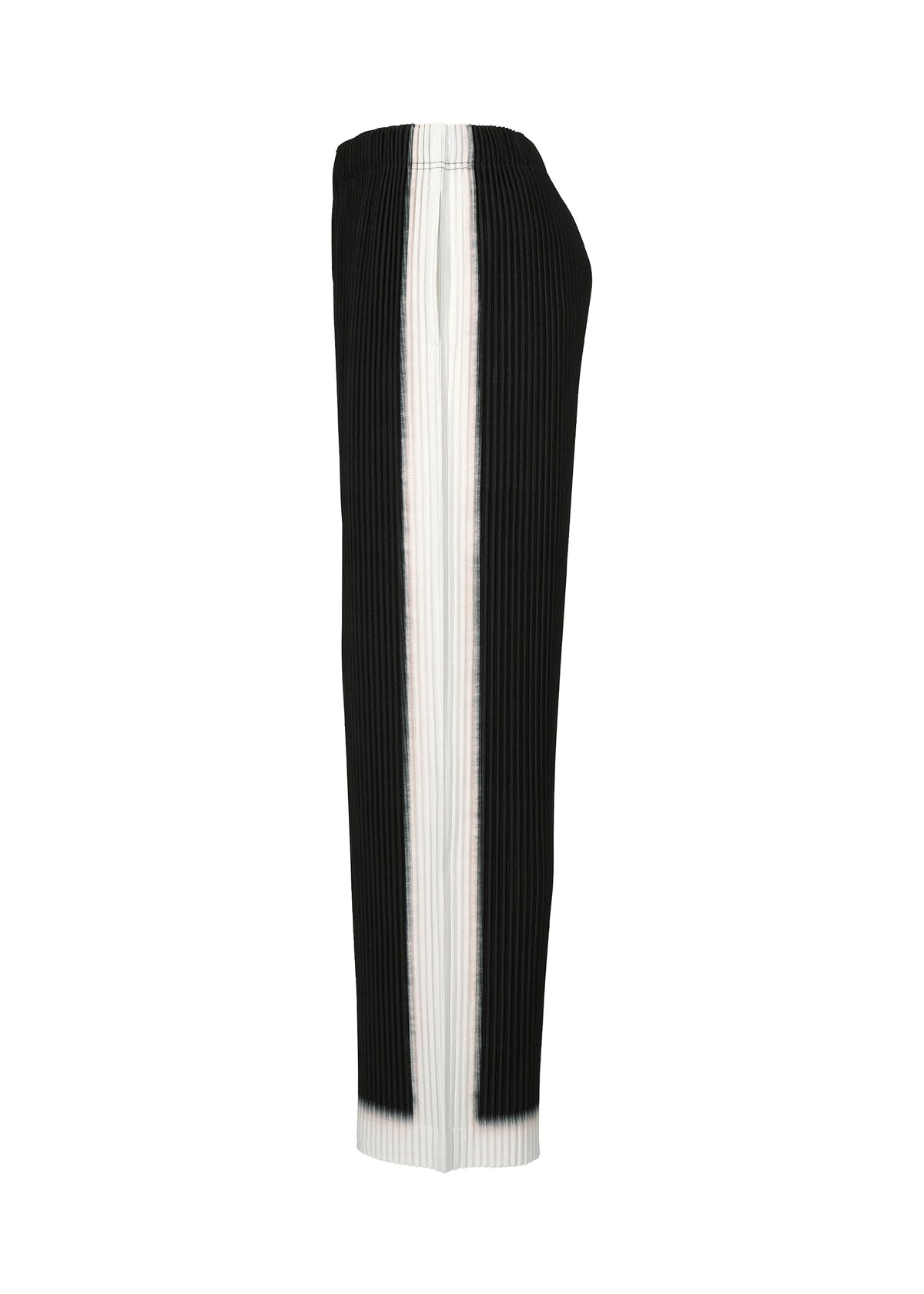 A detail shot of the HOMME PLISSÉ ISSEY MIYAKE FRAMEWORK : CHUSEN trousers.