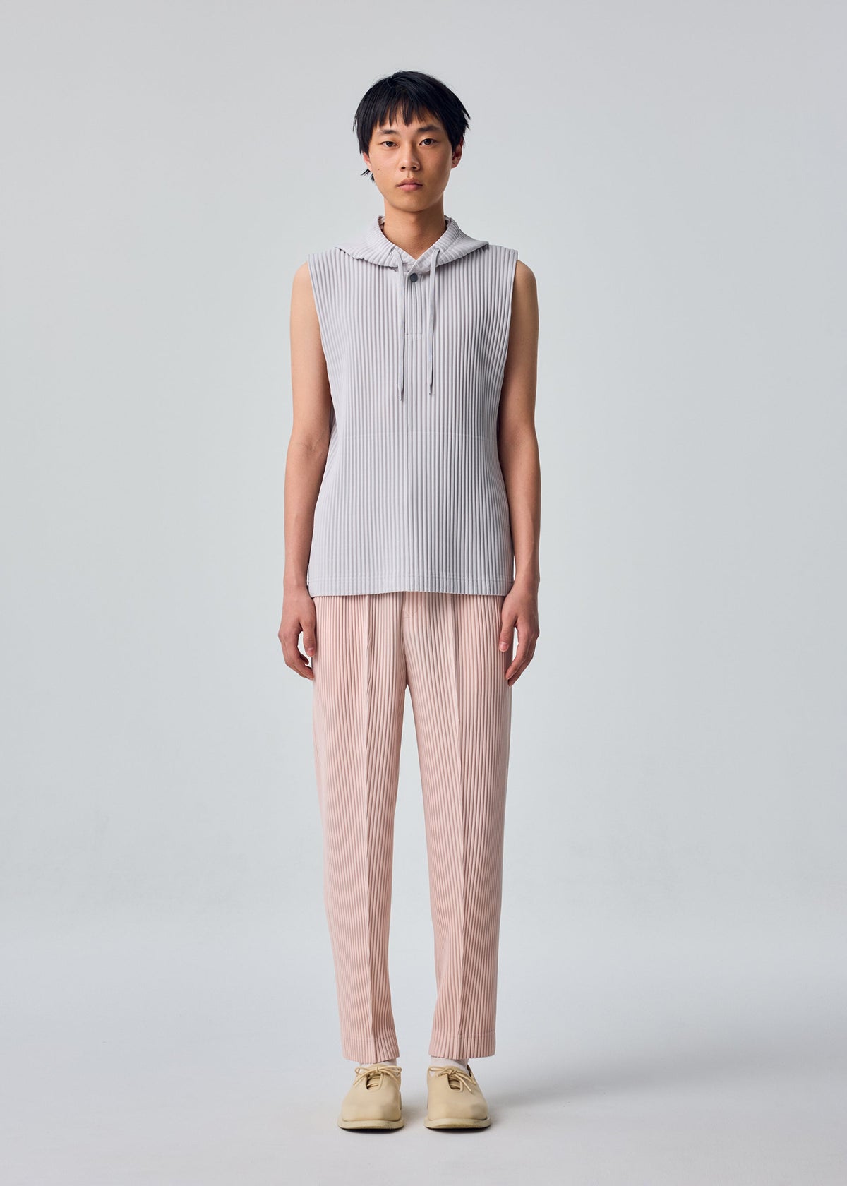 A model wears the HOMME PLISSÉ ISSEY MIYAKE MONTHLY COLORS : SEPTEMBER monthly-colors-september-top-black-2.