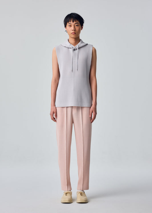 A model wears the HOMME PLISSÉ ISSEY MIYAKE MONTHLY COLORS : SEPTEMBER monthly-colors-september-top-black-2.