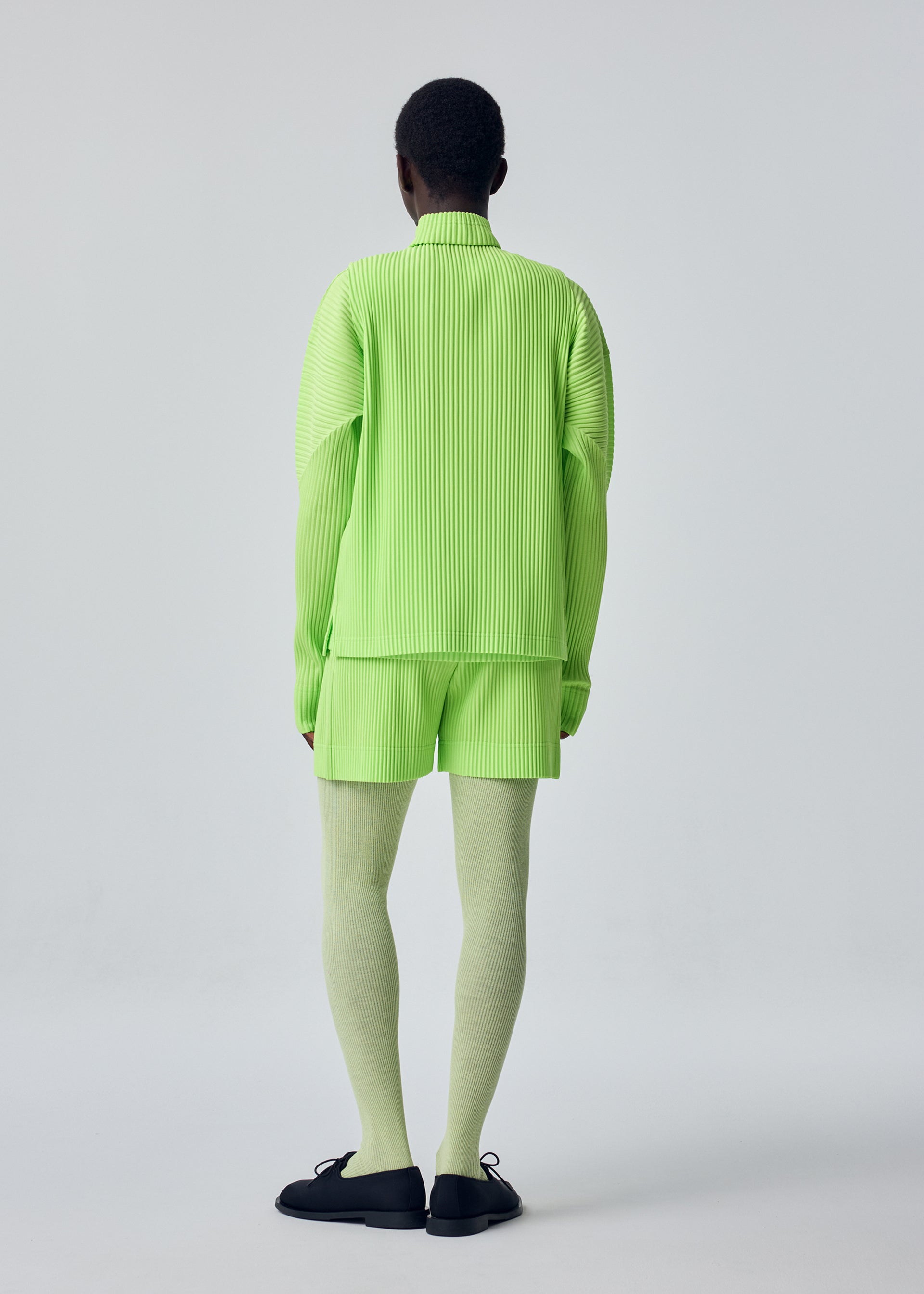 A model wears the HOMME PLISSÉ ISSEY MIYAKE COLOR PLEATS 1 color-pleats-1-top-shine-purple.