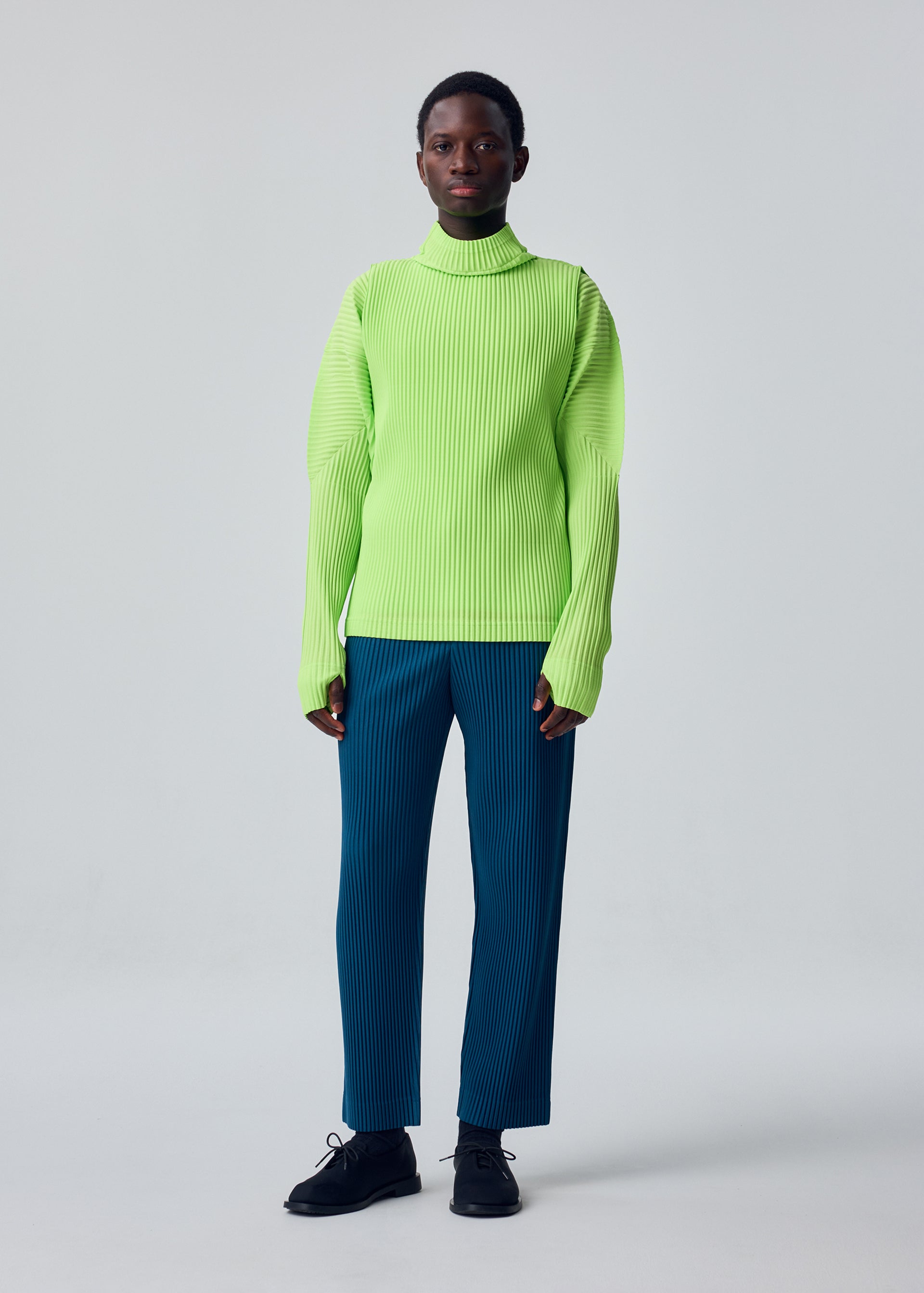 A model wears the HOMME PLISSÉ ISSEY MIYAKE COLOR PLEATS 1 color-pleats-1-top-shine-purple.
