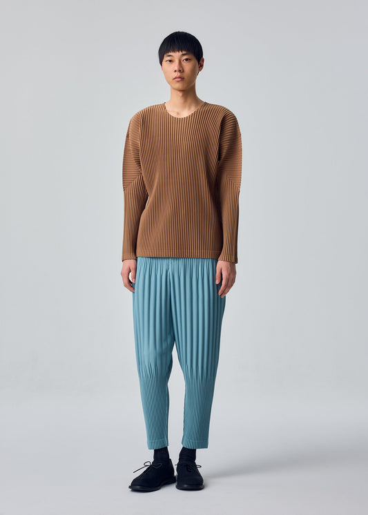 A model wears the HOMME PLISSÉ ISSEY MIYAKE COLOR PLEATS 2 color-pleats-2-top-flash-grey.