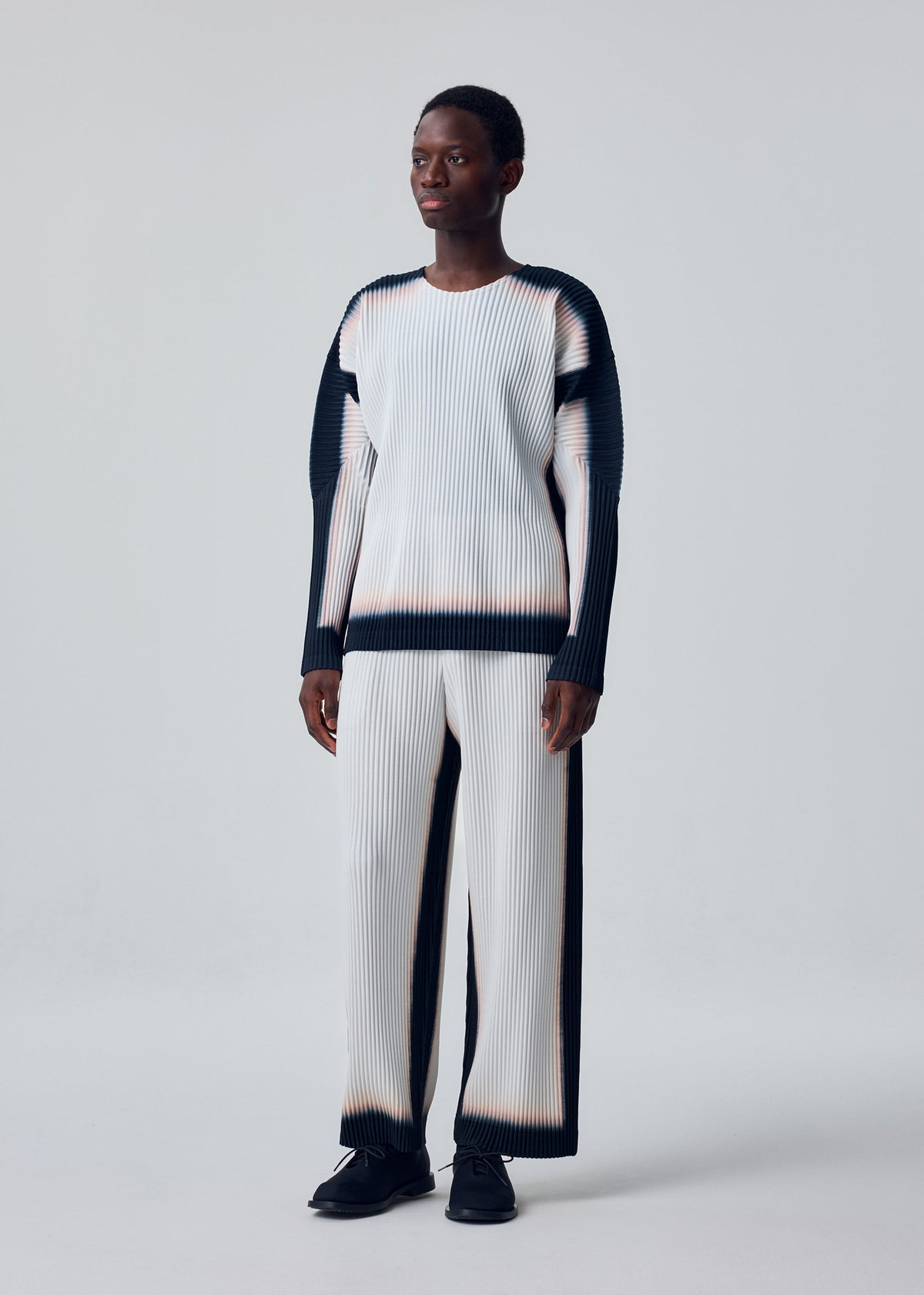 A model wears the HOMME PLISSÉ ISSEY MIYAKE FRAMEWORK : CHUSEN framework-chusen-top-white.