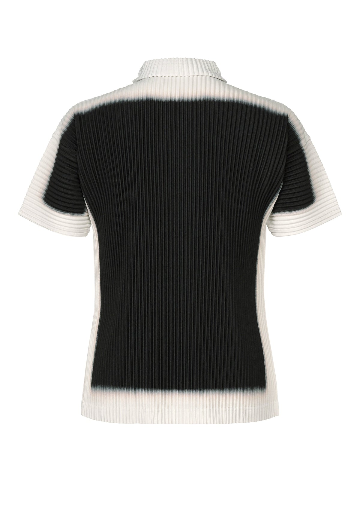A detail shot of the HOMME PLISSÉ ISSEY MIYAKE FRAMEWORK : CHUSEN top.