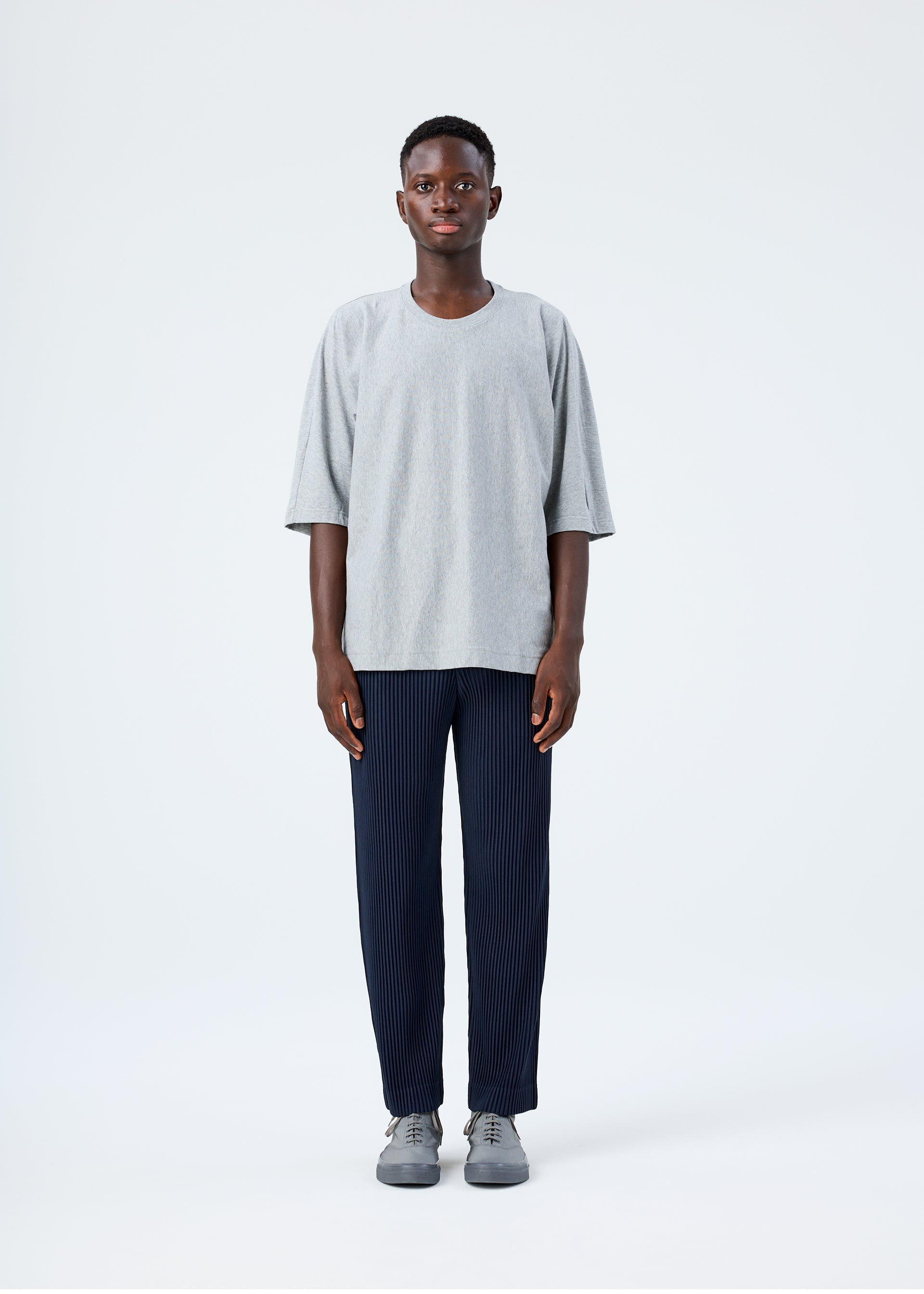 A model wears the HOMME PLISSÉ ISSEY MIYAKE RELEASE-T BASIC release-t-basic-top-white-4.