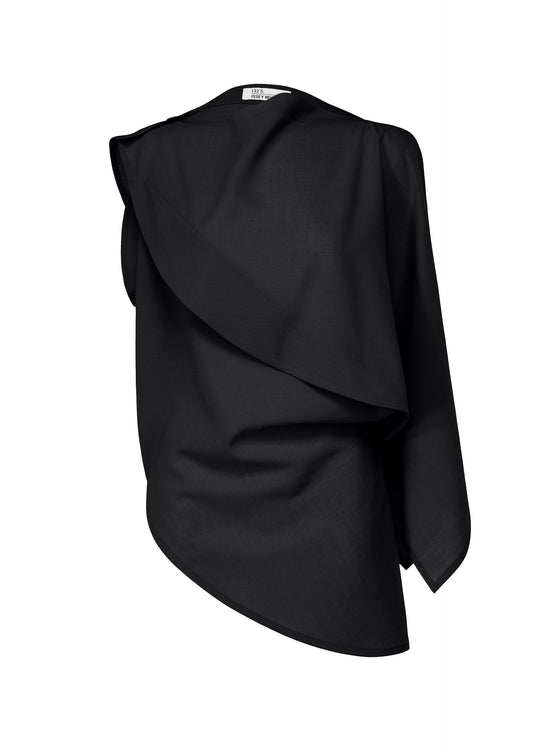 A product shot of the 132 5. ISSEY MIYAKE FLAT ONE TUCK T shirt in black (15).