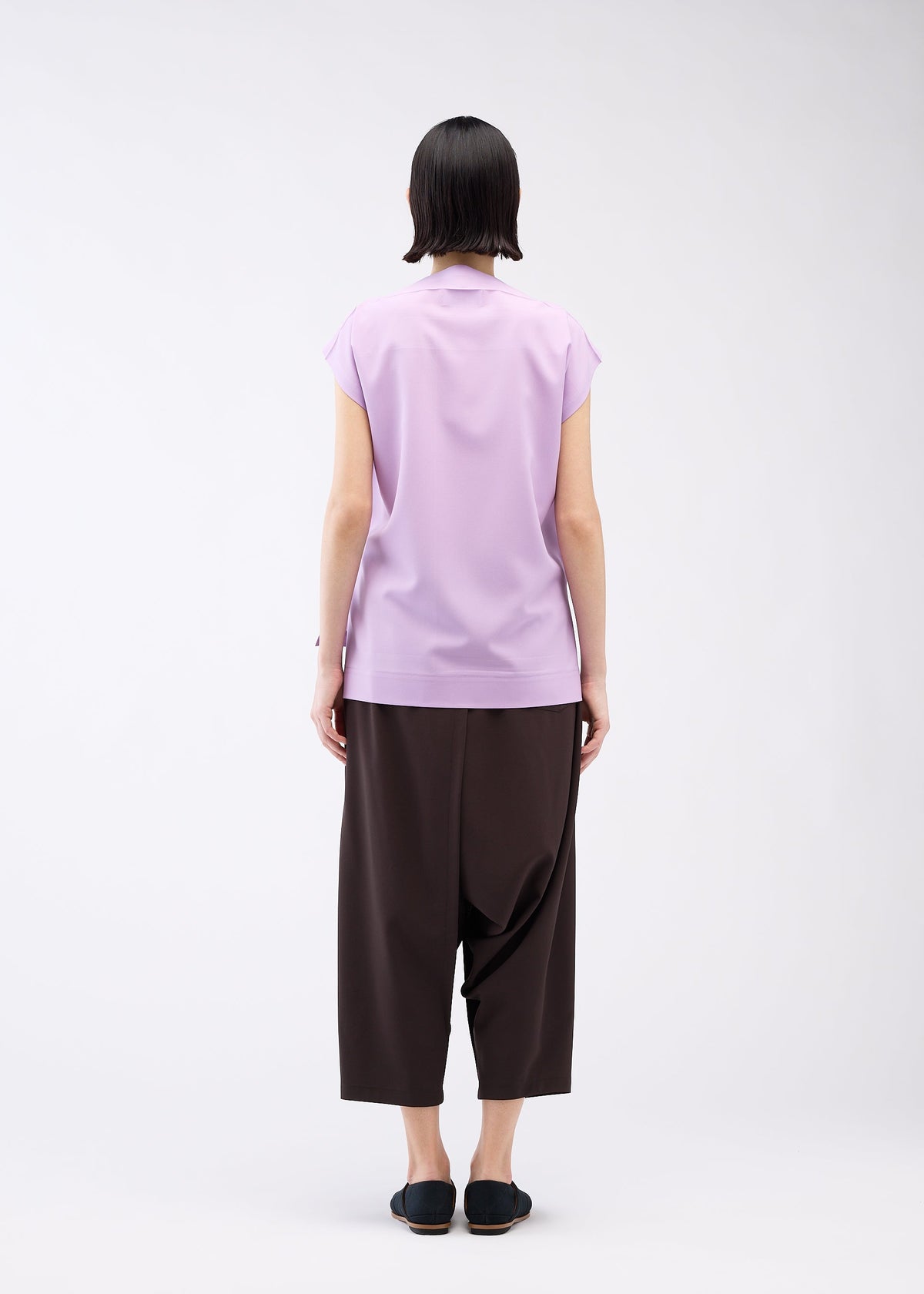 A model wears the 132 5. ISSEY MIYAKE FLAT ONE TUCK T shirt.