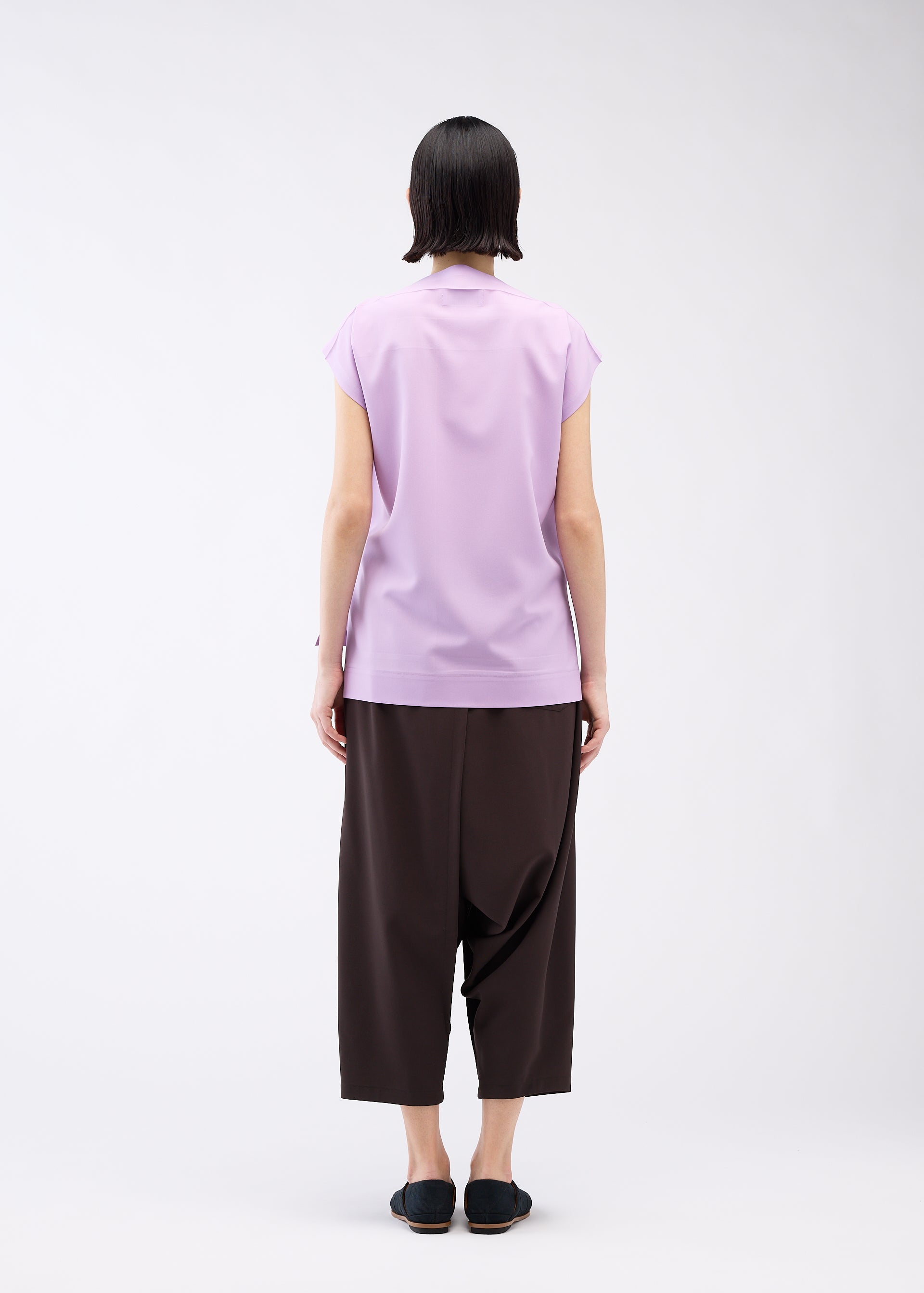 A model wears the 132 5. ISSEY MIYAKE FLAT ONE TUCK T shirt.