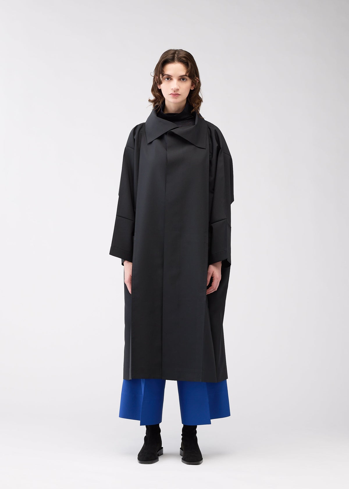 A model wears the 132 5. ISSEY MIYAKE 132 5. FLAT 2 clothing.