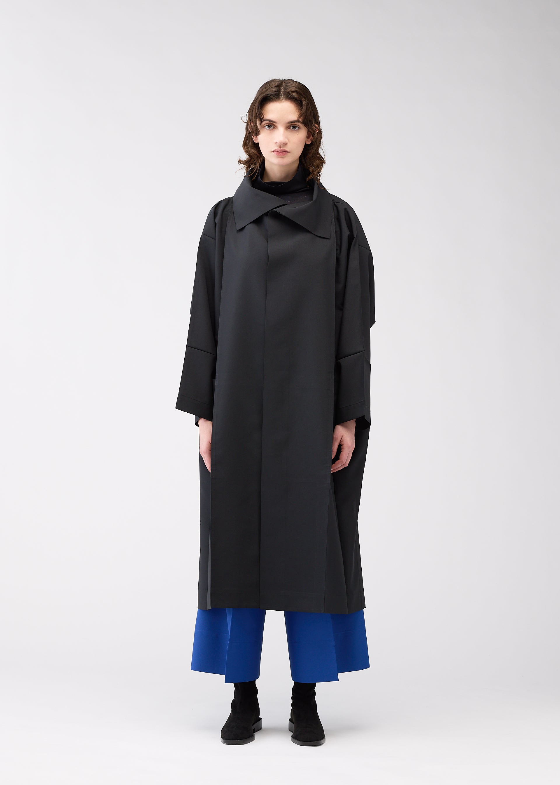 A model wears the 132 5. ISSEY MIYAKE 132 5. FLAT 2 clothing.