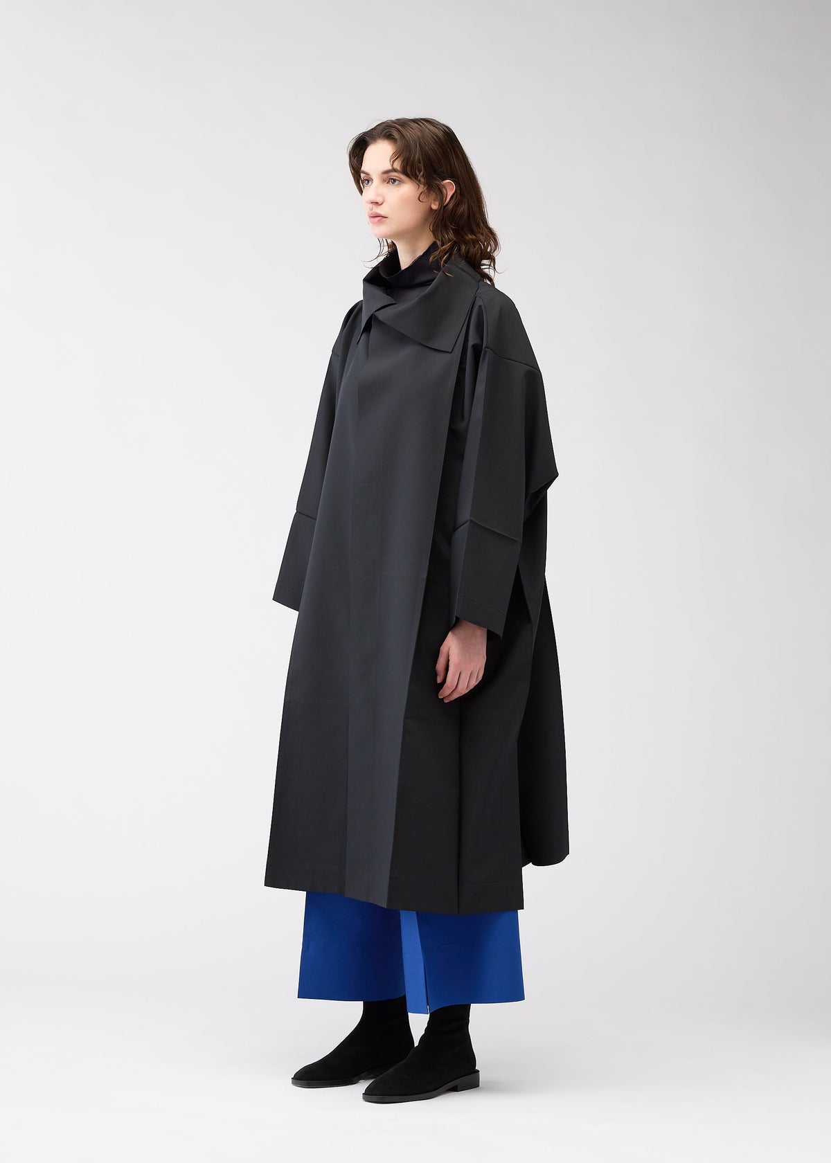 A model wears the 132 5. ISSEY MIYAKE 132 5. FLAT 2 clothing.