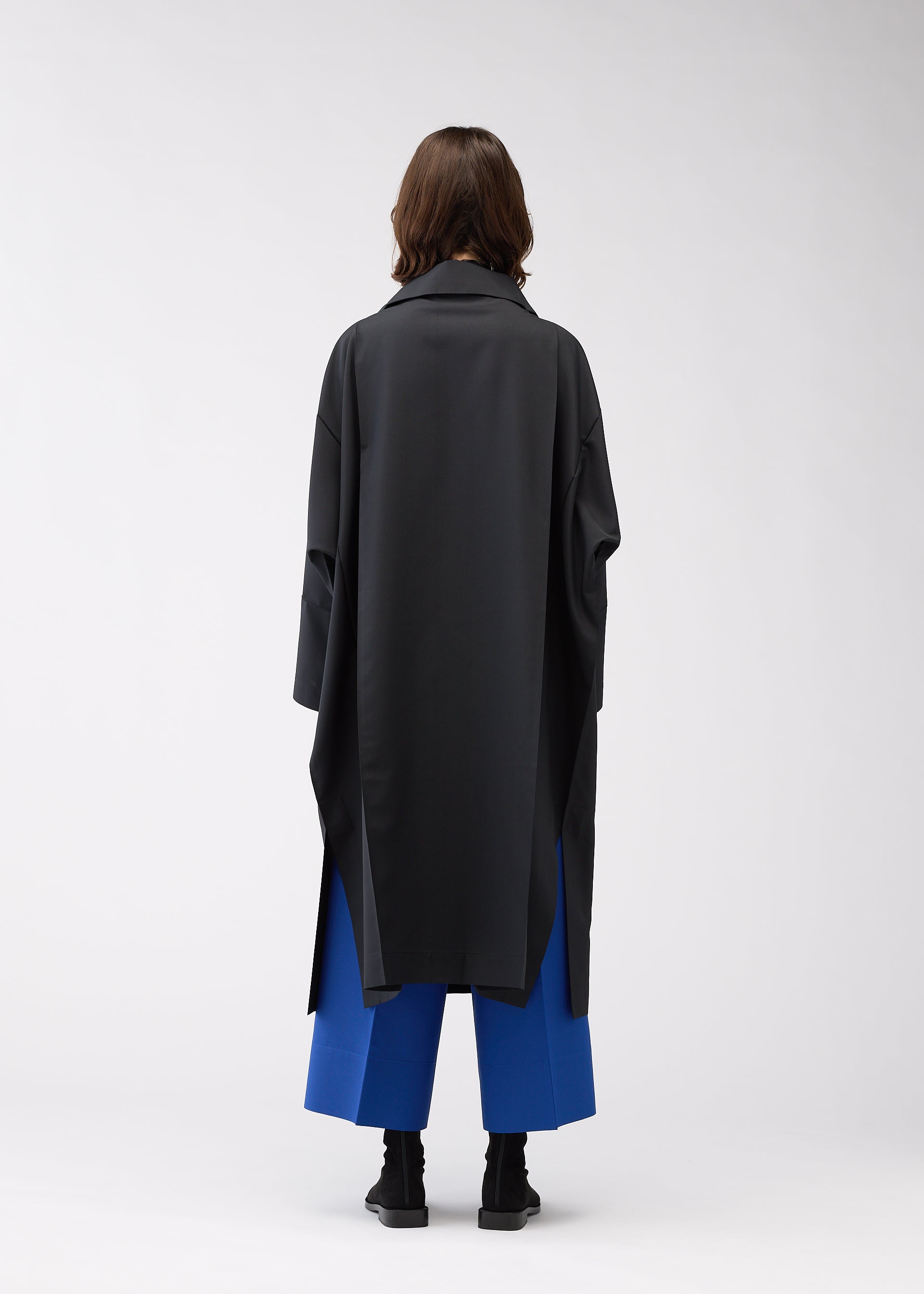 A model wears the 132 5. ISSEY MIYAKE 132 5. FLAT 2 clothing.