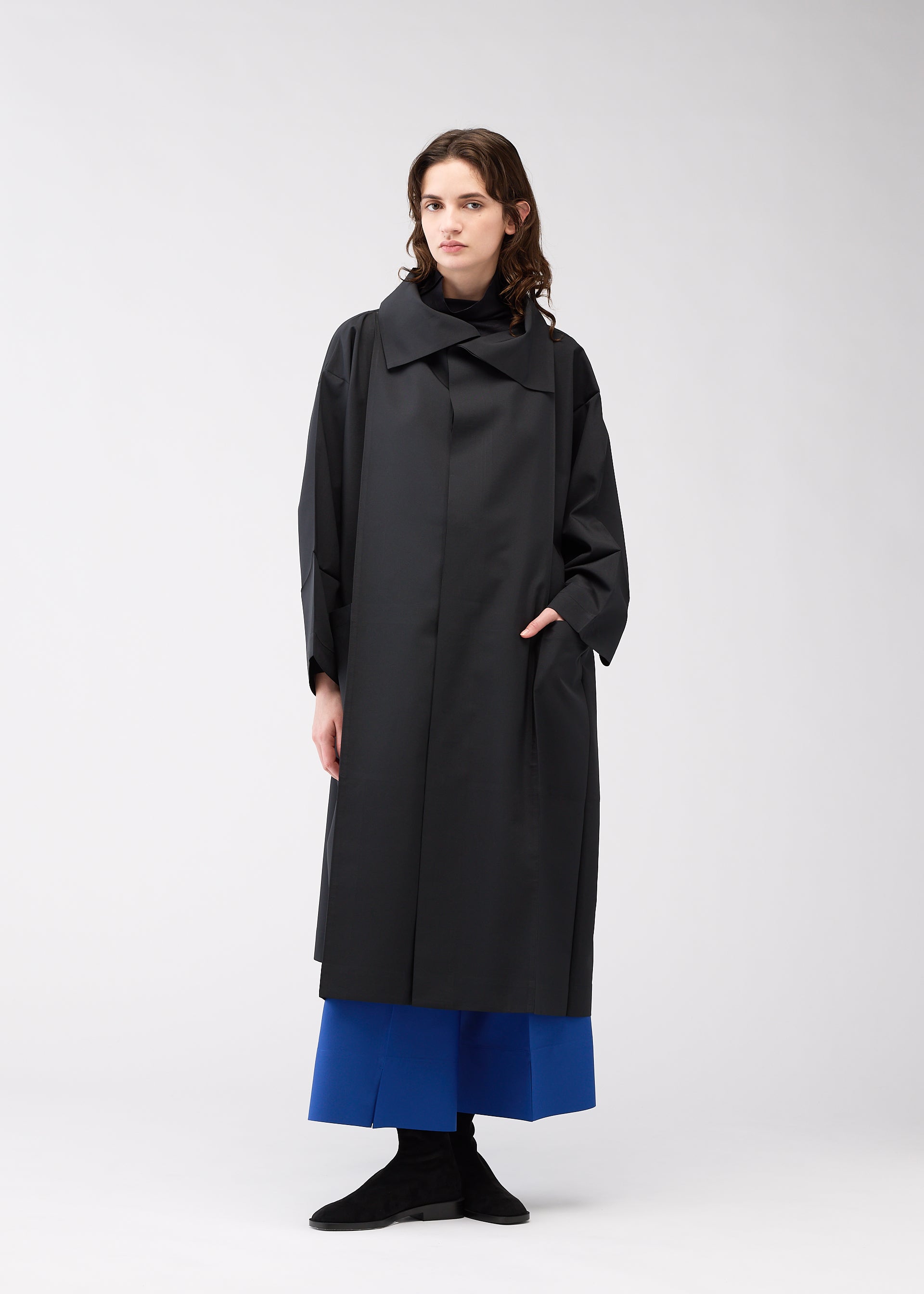 A model wears the 132 5. ISSEY MIYAKE 132 5. FLAT 2 clothing.