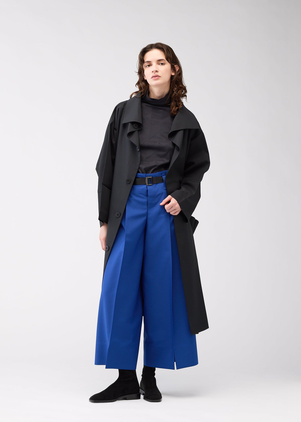 A model wears the 132 5. ISSEY MIYAKE 132 5. FLAT 2 clothing.