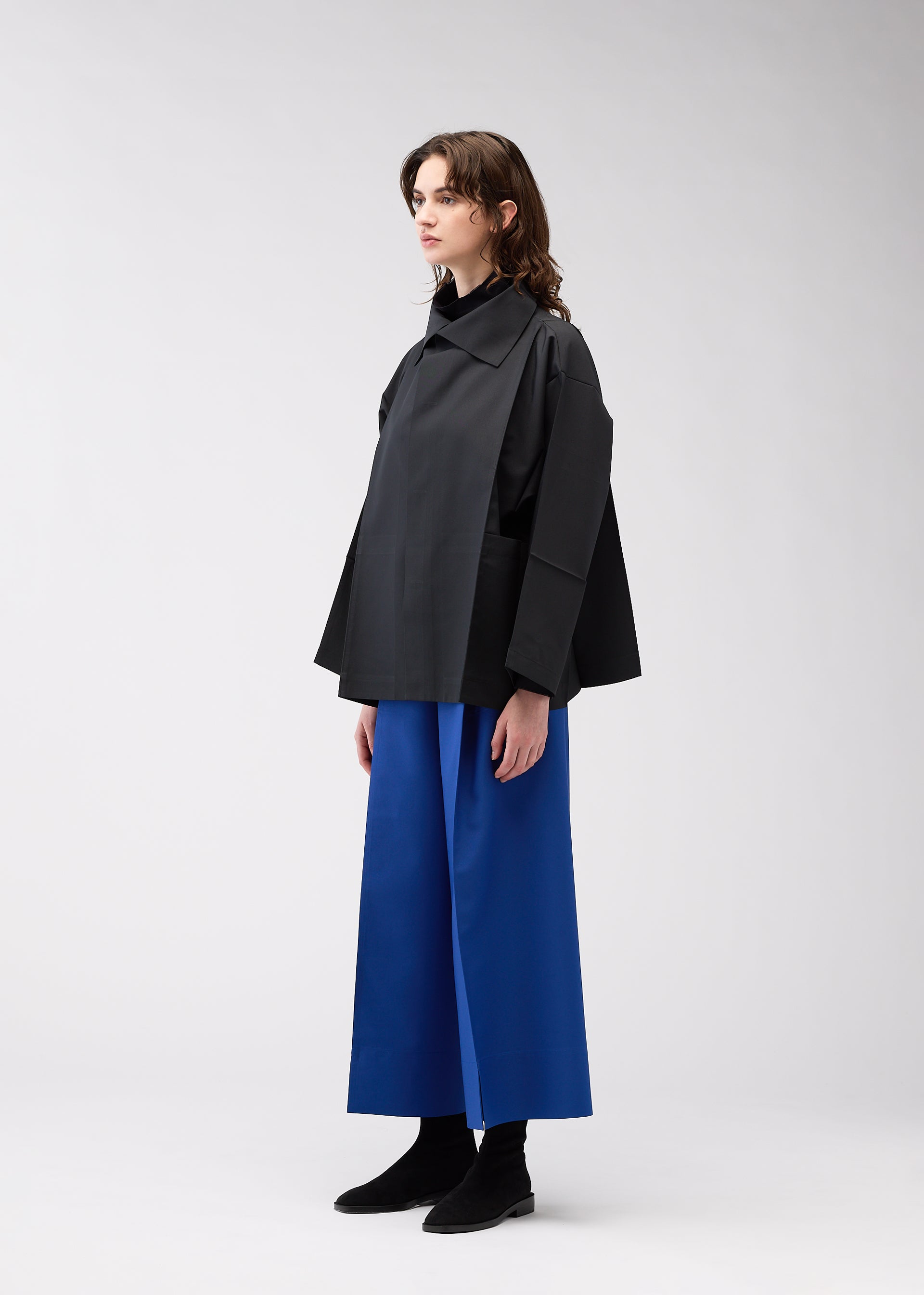 A model wears the 132 5. ISSEY MIYAKE 132 5. FLAT 2 clothing.