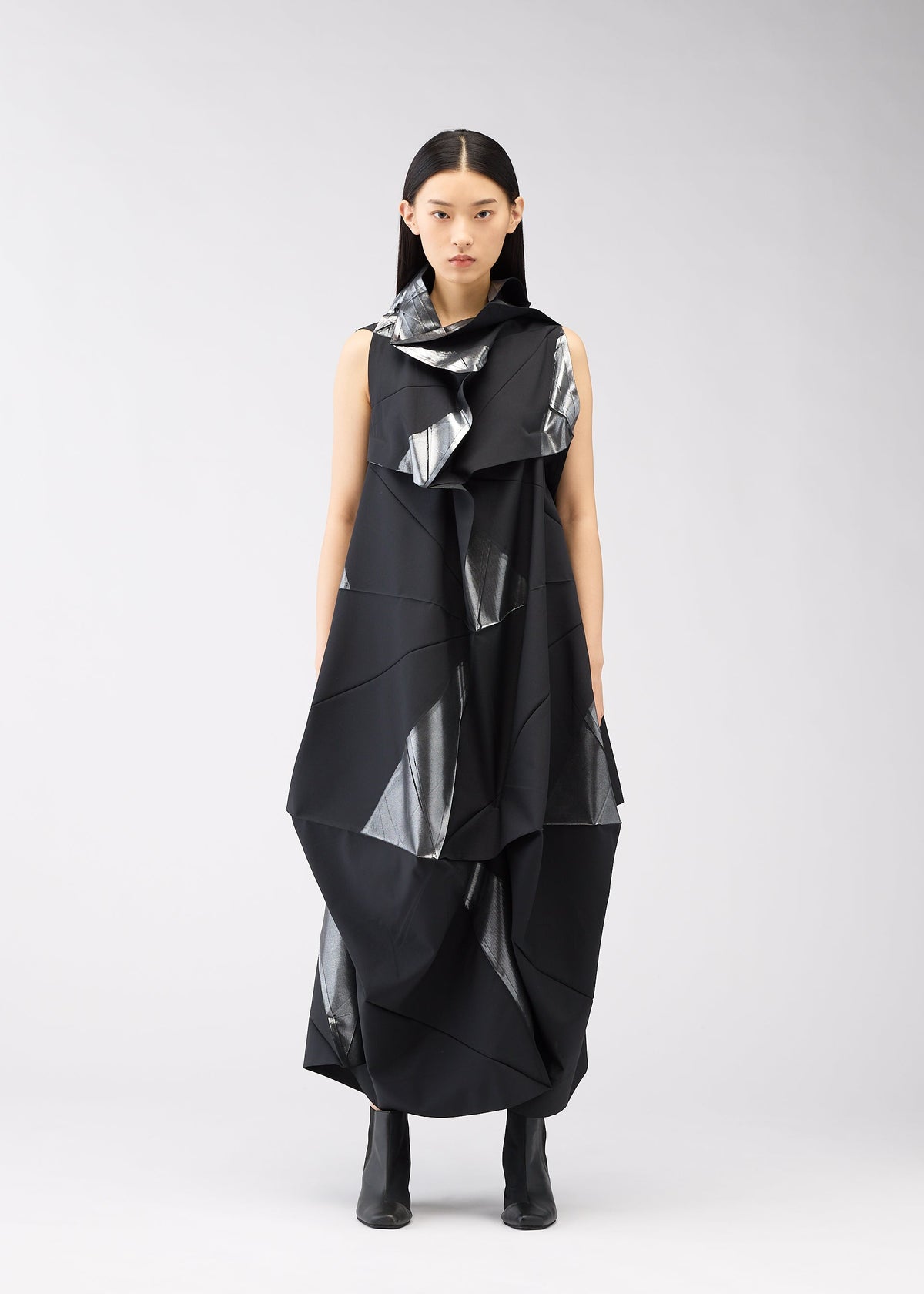 A model wears the 132 5. ISSEY MIYAKE NO.16 FOIL dress.