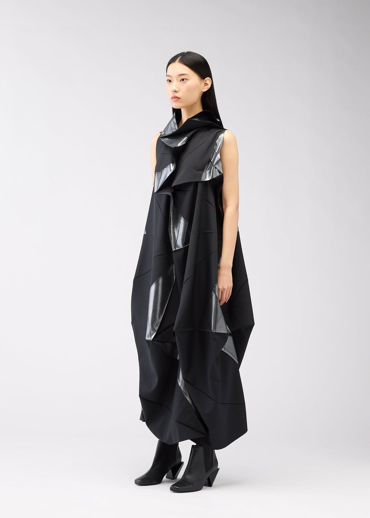 A model wears the 132 5. ISSEY MIYAKE NO.16 FOIL dress.