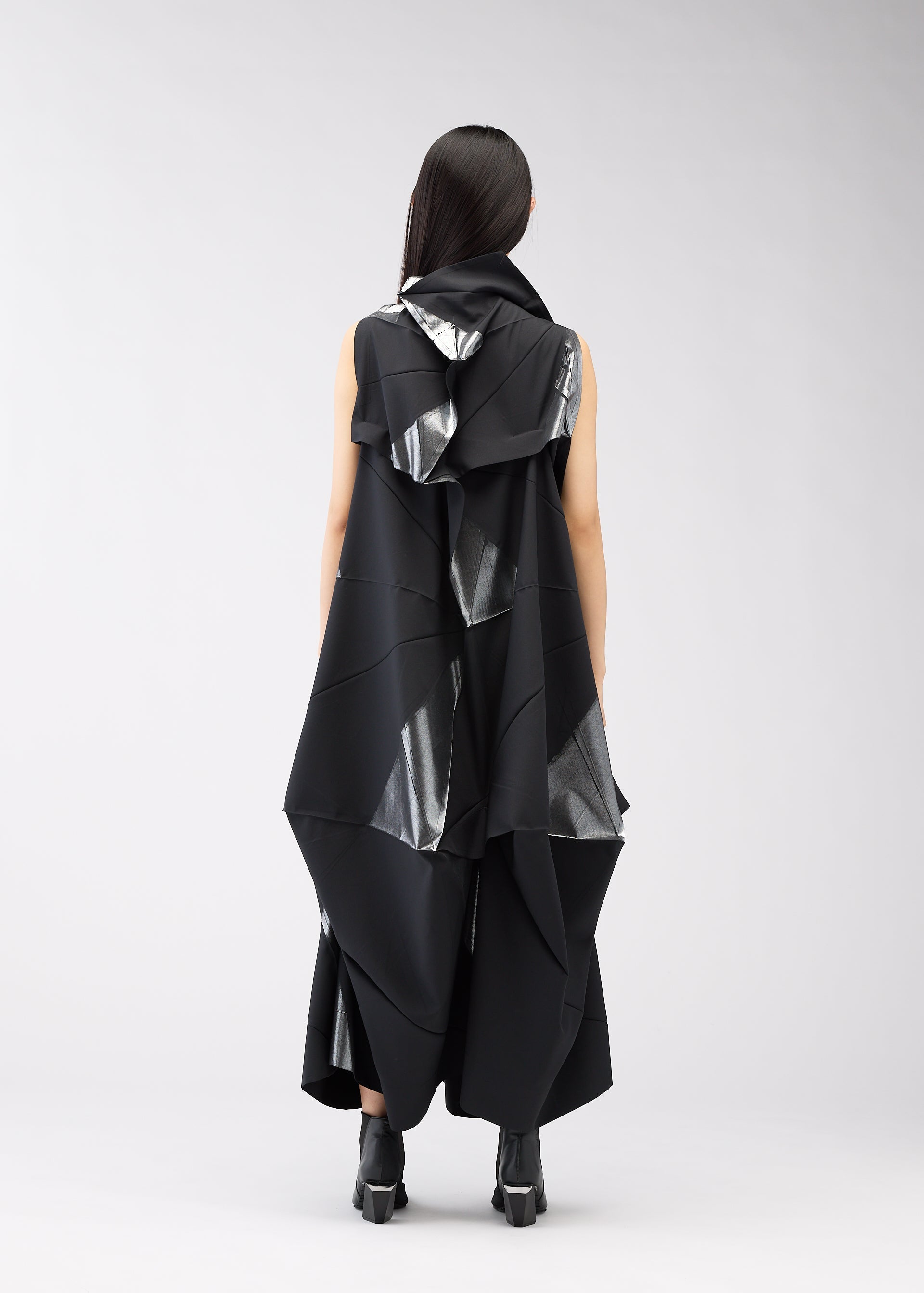 A model wears the 132 5. ISSEY MIYAKE NO.16 FOIL dress.