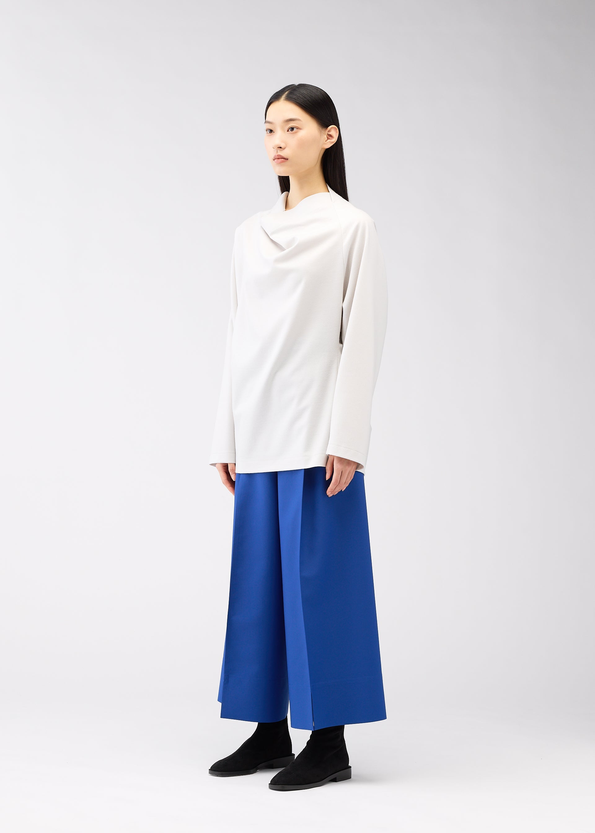 A model wears the 132 5. ISSEY MIYAKE CLEANCUT WOOL clothing.