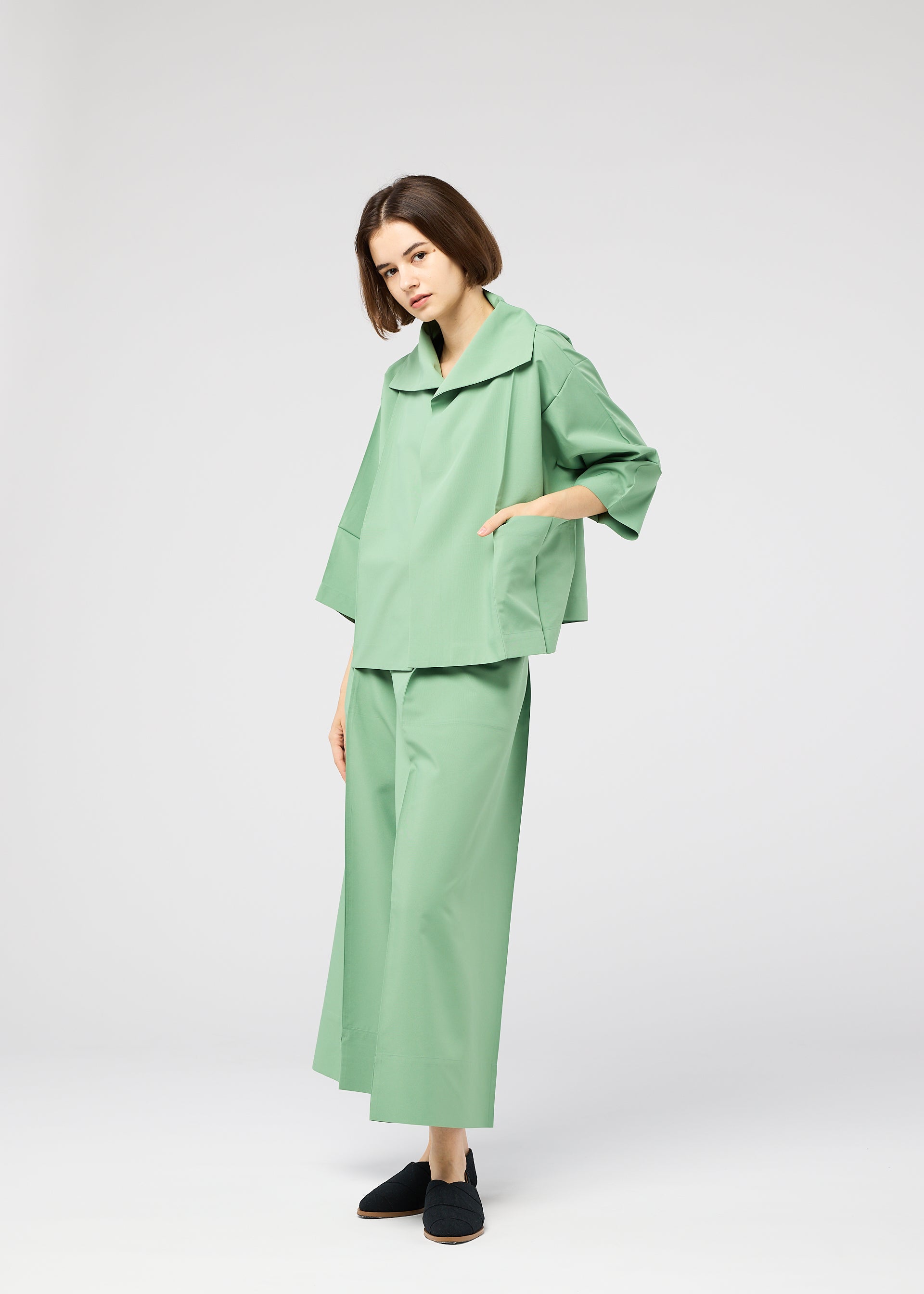 132 5. FLAT 2 Jacket Olive Green – The official ISSEY MIYAKE