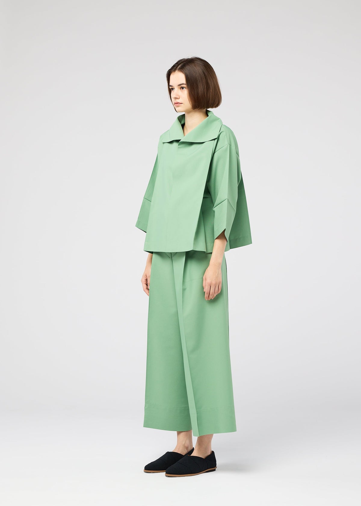 A model wears the 132 5. ISSEY MIYAKE 132 5. FLAT 2 132-5-flat-2-jacket-navy.