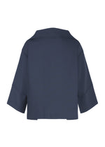 A detail shot of the 132 5. ISSEY MIYAKE 132 5. FLAT 2 jacket.