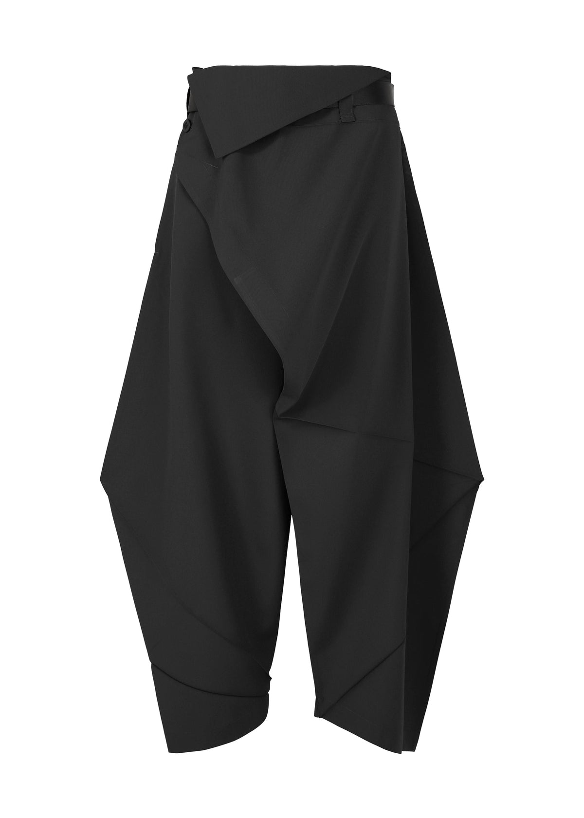A product shot of the 132 5. ISSEY MIYAKE FACET SOLID trousers in black (15).