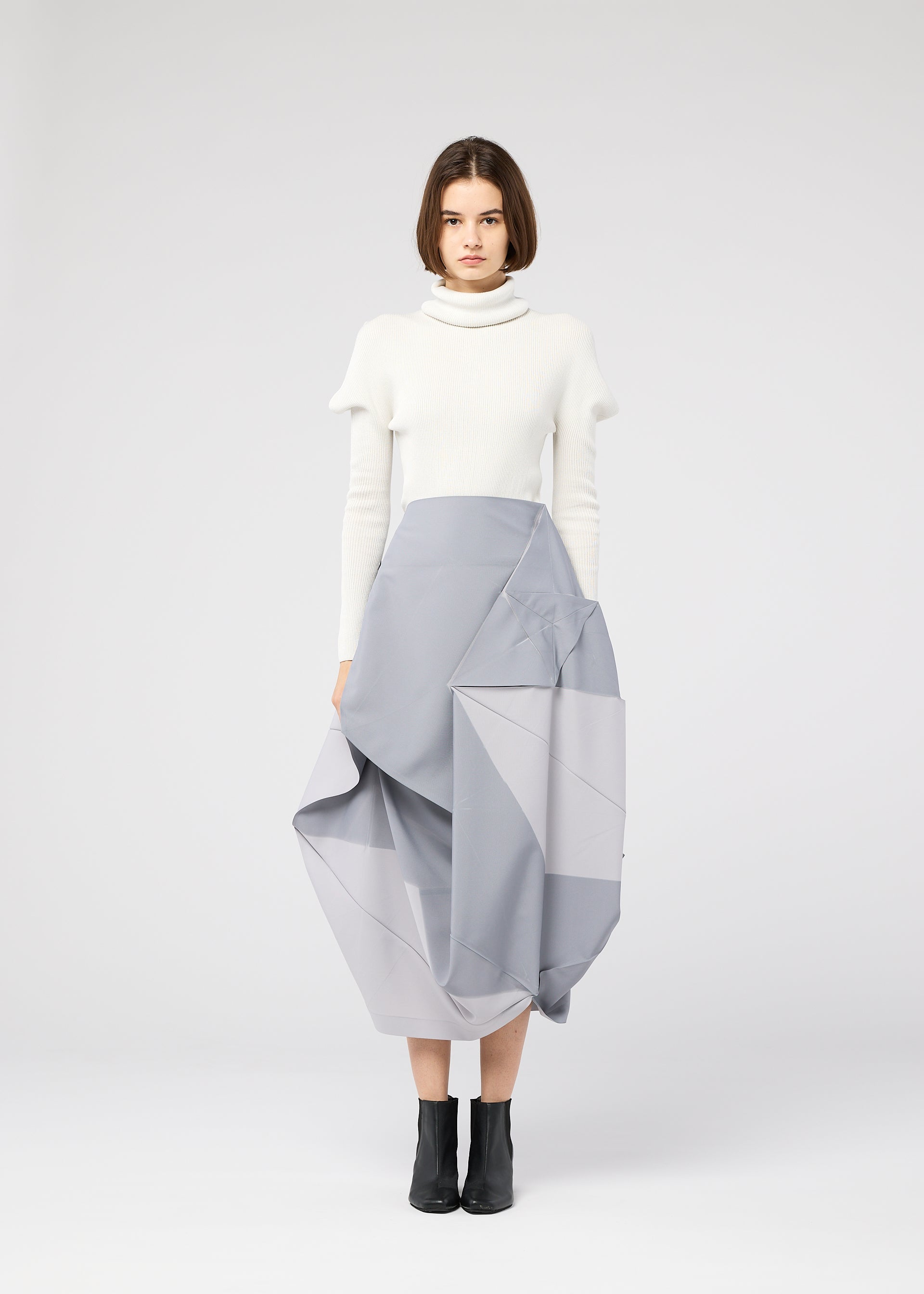 A model wears the 132 5. ISSEY MIYAKE NO.17 PRINT skirt.