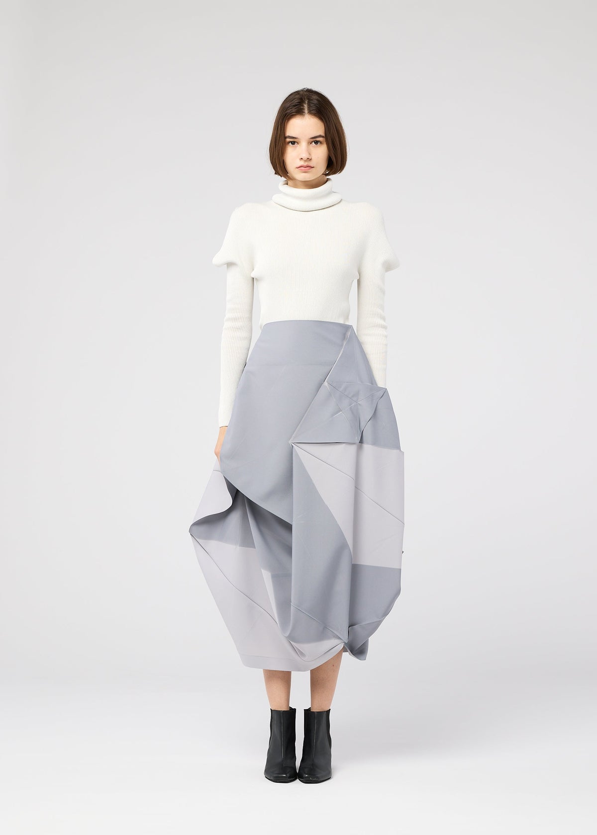 A model wears the 132 5. ISSEY MIYAKE NO.17 PRINT skirt.