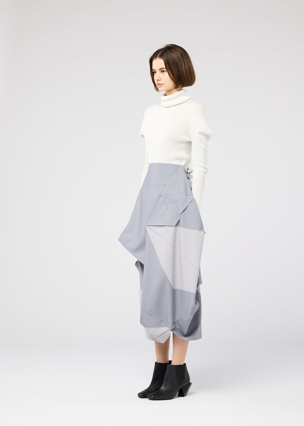 A model wears the 132 5. ISSEY MIYAKE NO.17 PRINT skirt.