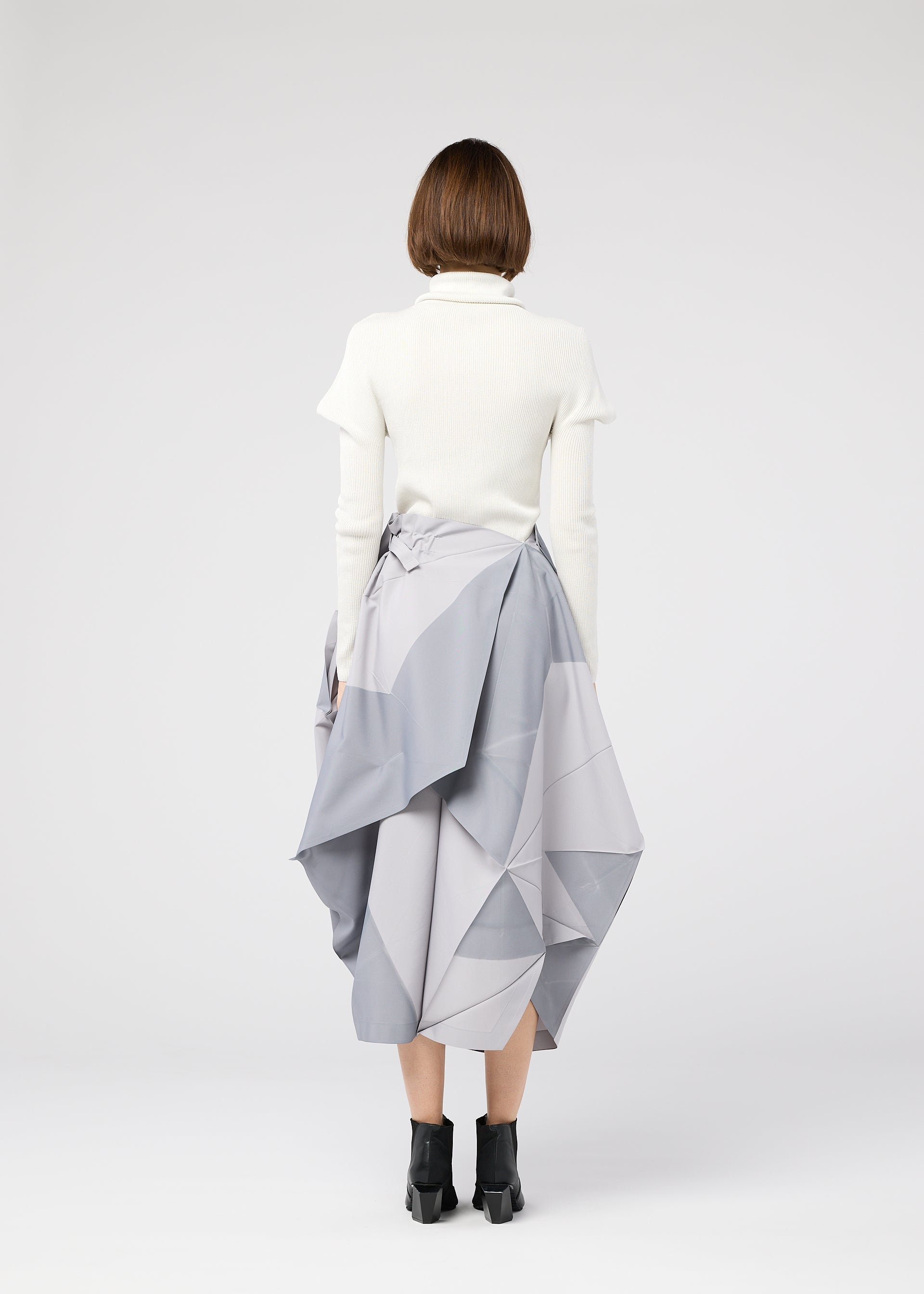 A model wears the 132 5. ISSEY MIYAKE NO.17 PRINT skirt.