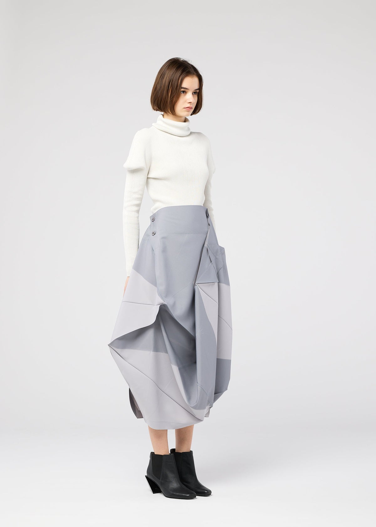 A model wears the 132 5. ISSEY MIYAKE NO.17 PRINT skirt.