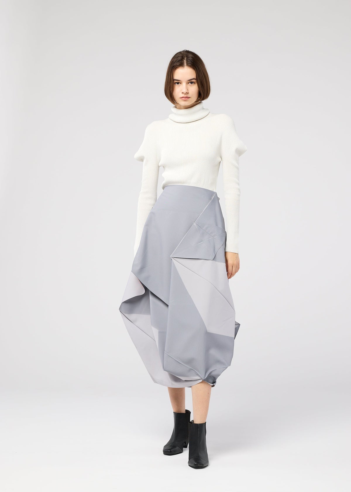 A model wears the 132 5. ISSEY MIYAKE NO.17 PRINT skirt.