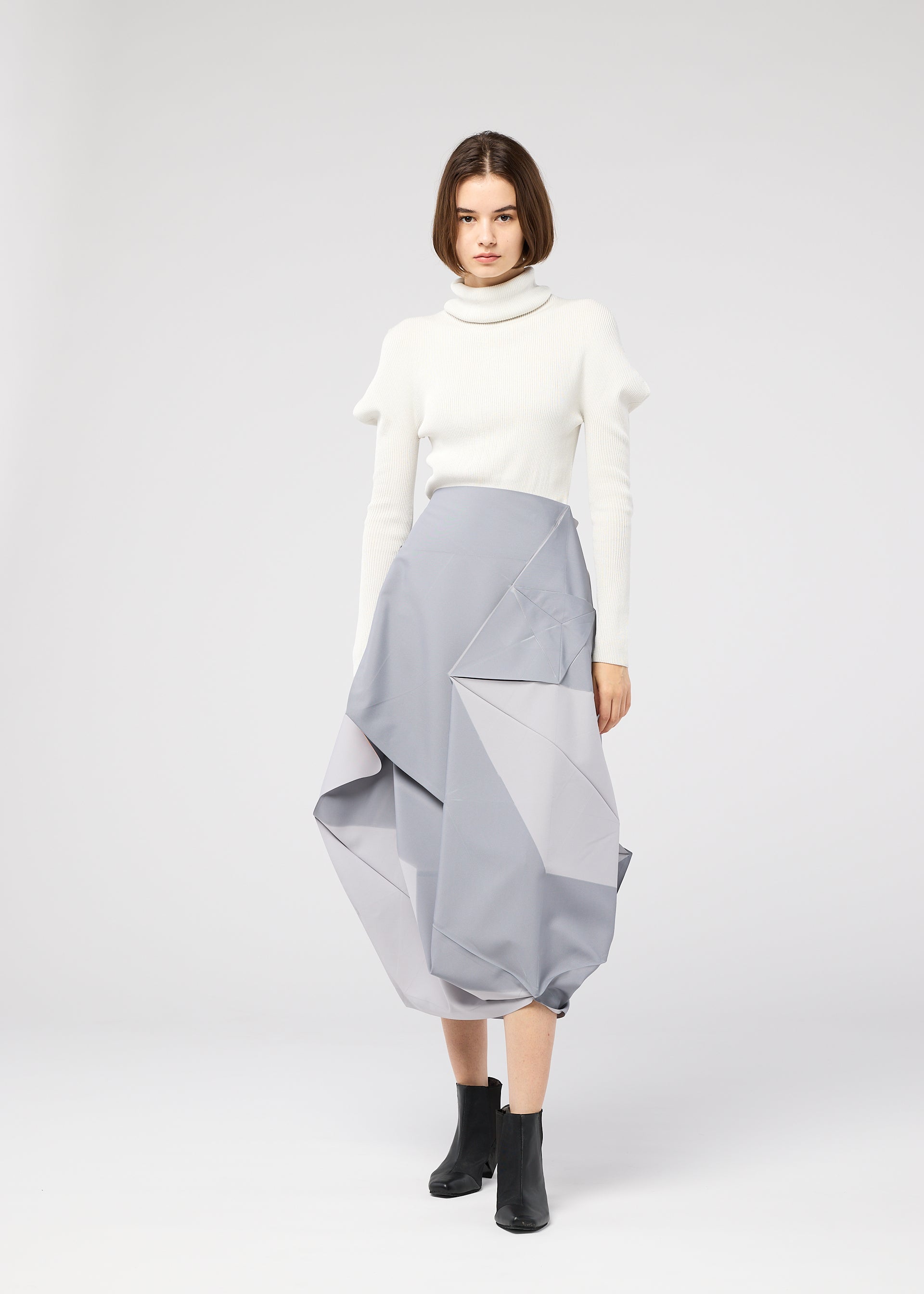 A model wears the 132 5. ISSEY MIYAKE NO.17 PRINT skirt.