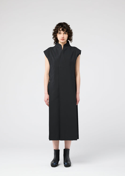 A model wears the 132 5. ISSEY MIYAKE 132 5. FLAT 1 dress.