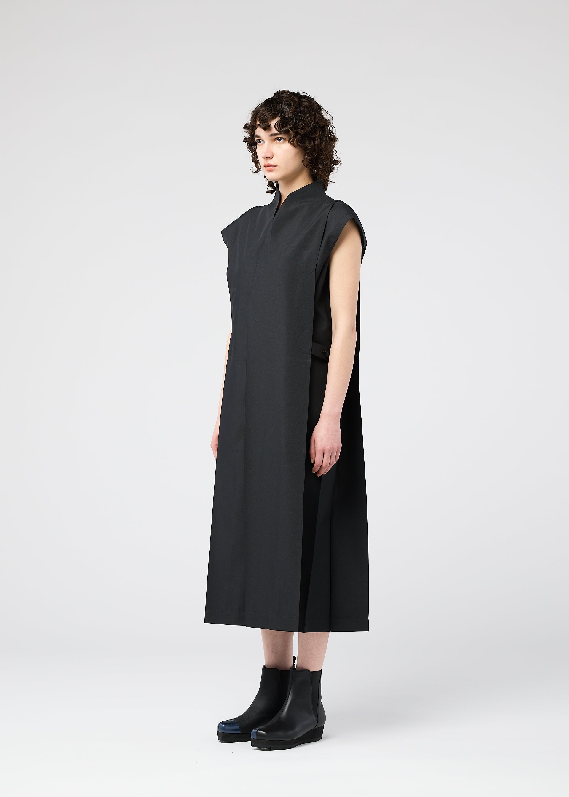 A model wears the 132 5. ISSEY MIYAKE 132 5. FLAT 1 dress.