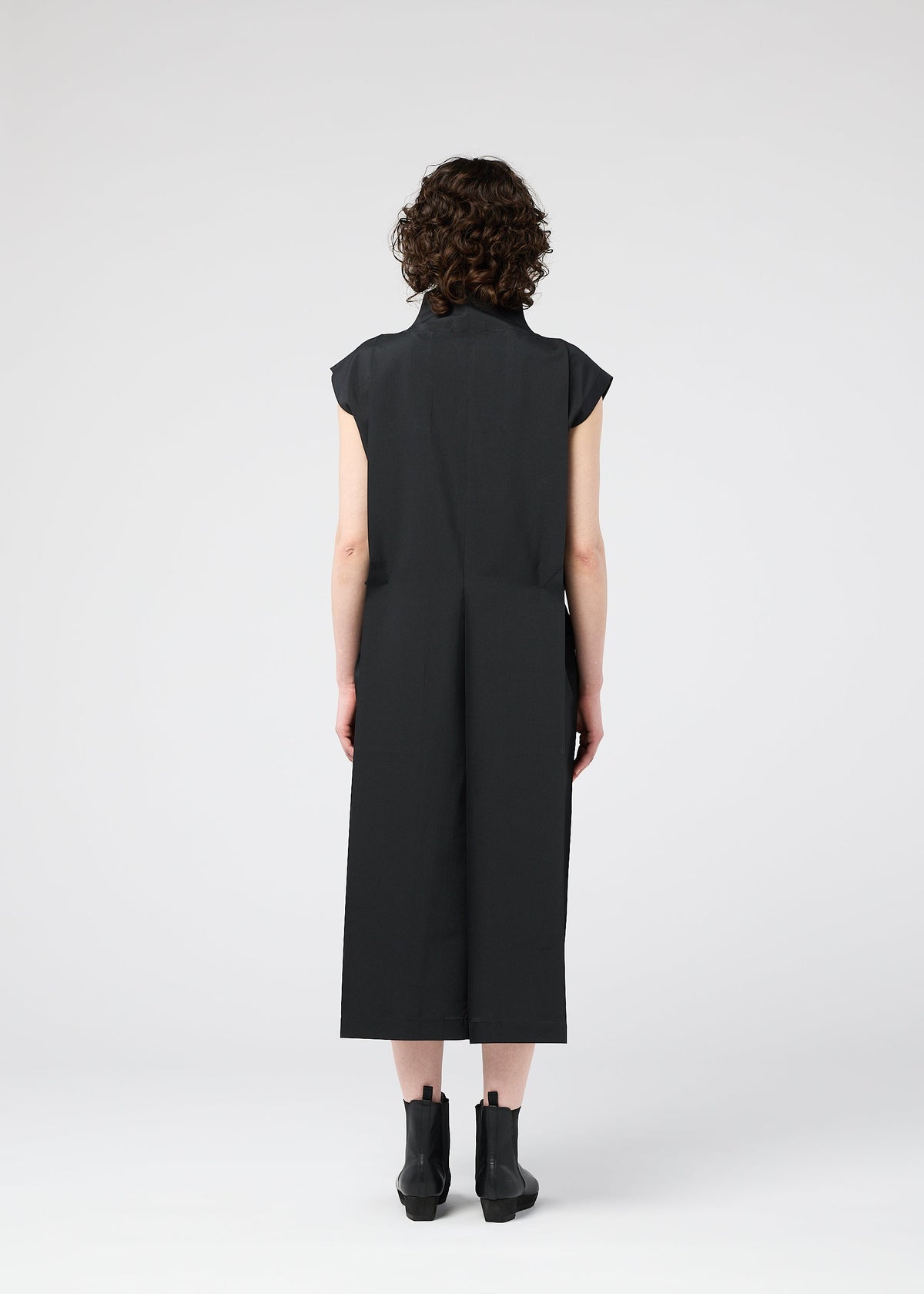 A model wears the 132 5. ISSEY MIYAKE 132 5. FLAT 1 dress.