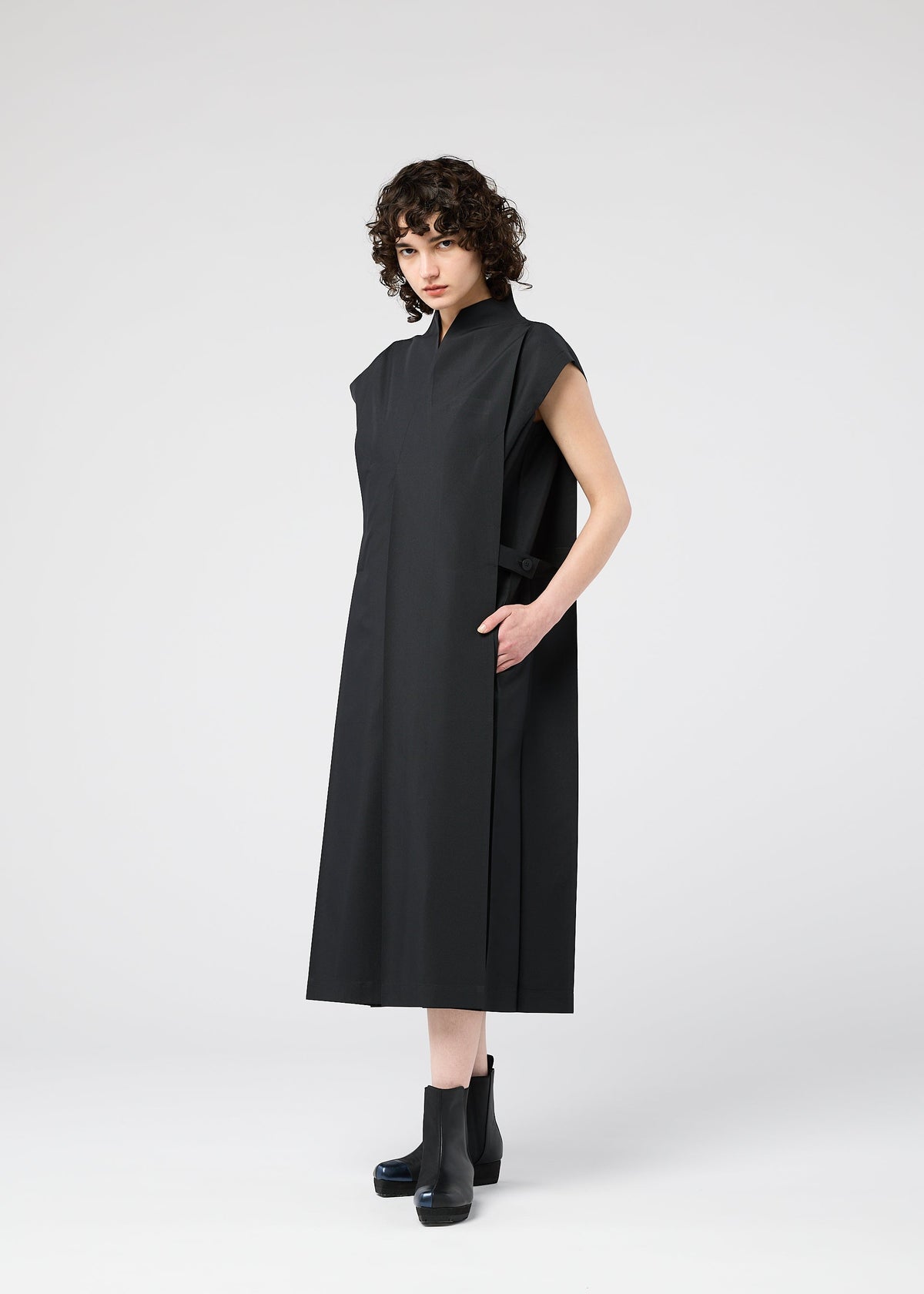 A model wears the 132 5. ISSEY MIYAKE 132 5. FLAT 1 dress.