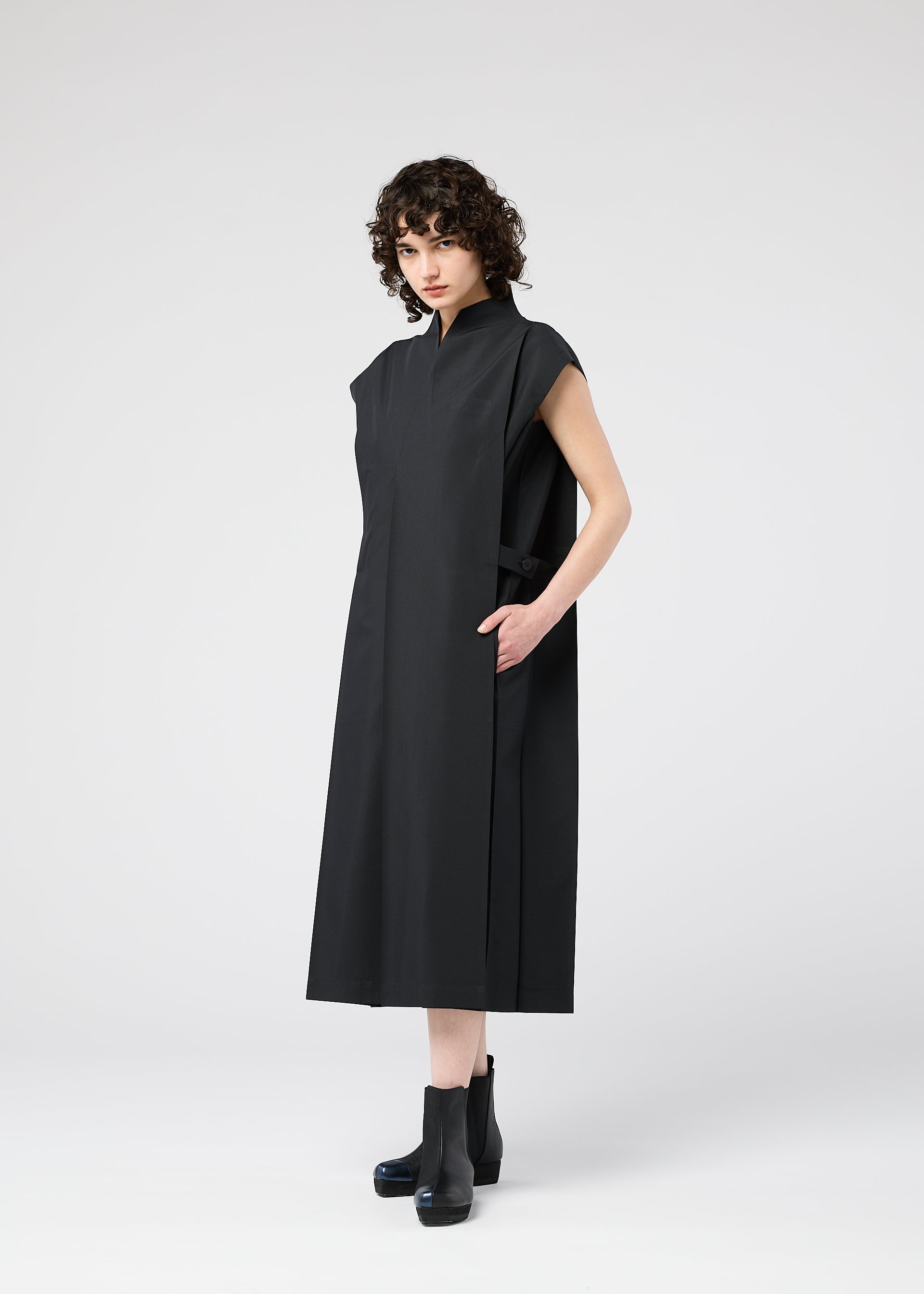 A model wears the 132 5. ISSEY MIYAKE 132 5. FLAT 1 dress.