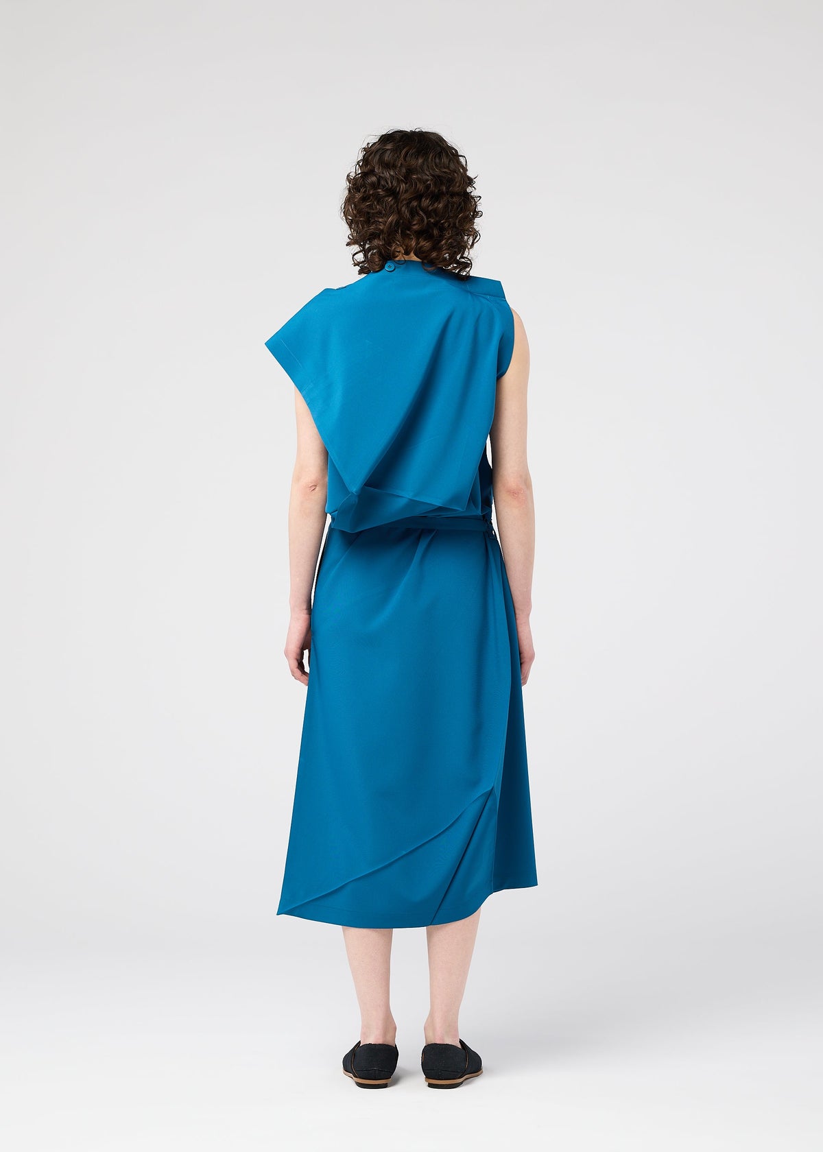 A model wears the 132 5. ISSEY MIYAKE FACET SOLID dress.