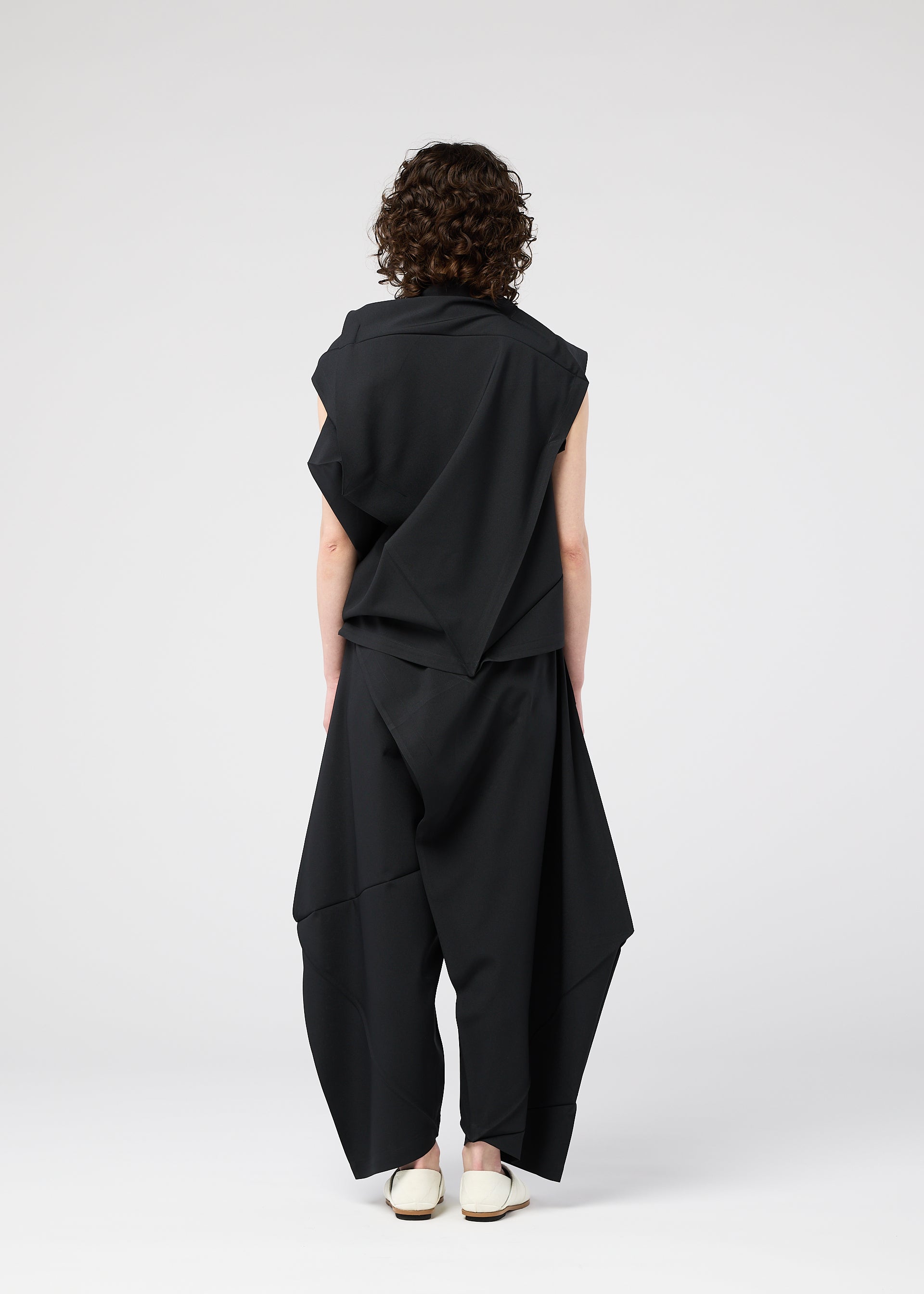 A model wears the 132 5. ISSEY MIYAKE FACET SOLID shirt.