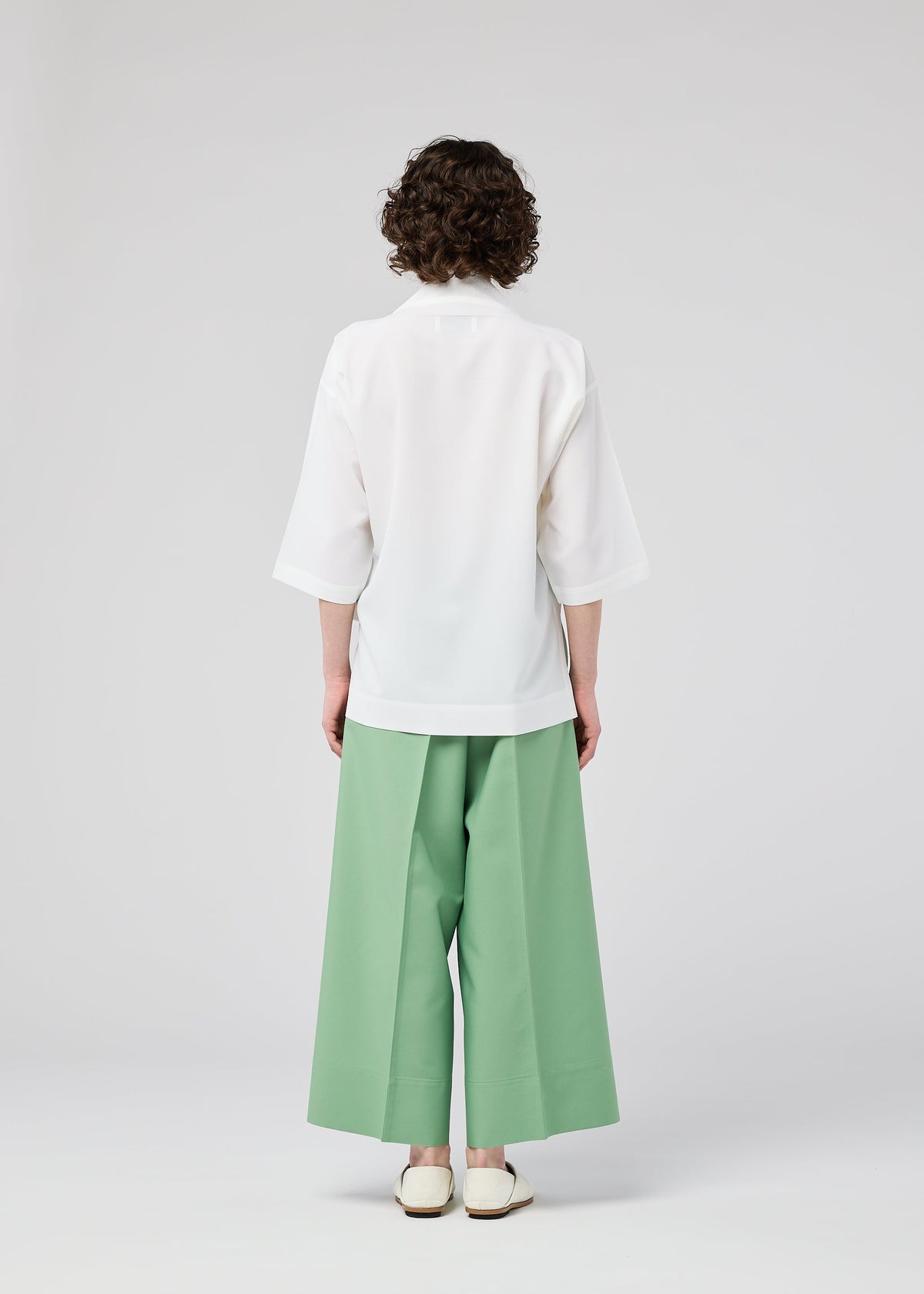 A model wears the 132 5. ISSEY MIYAKE FLAT TUCK T flat-tuck-t-shirt-yellow-green-1.