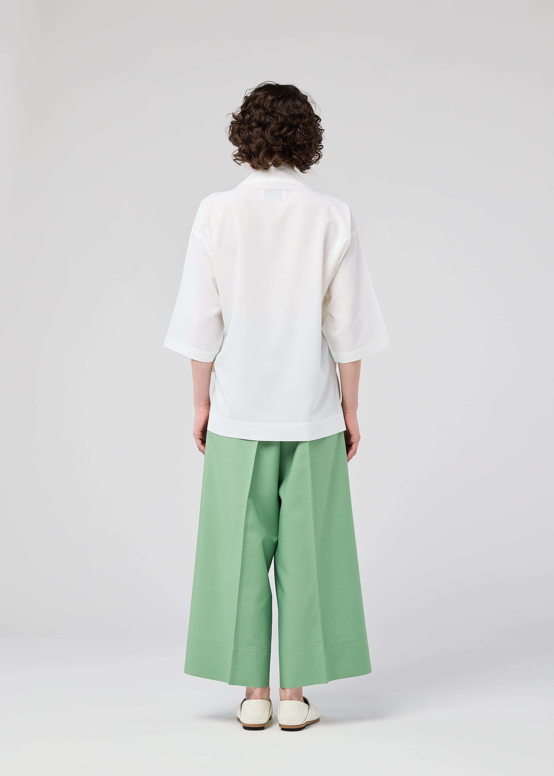 A model wears the 132 5. ISSEY MIYAKE FLAT TUCK T flat-tuck-t-shirt-yellow-green-1.