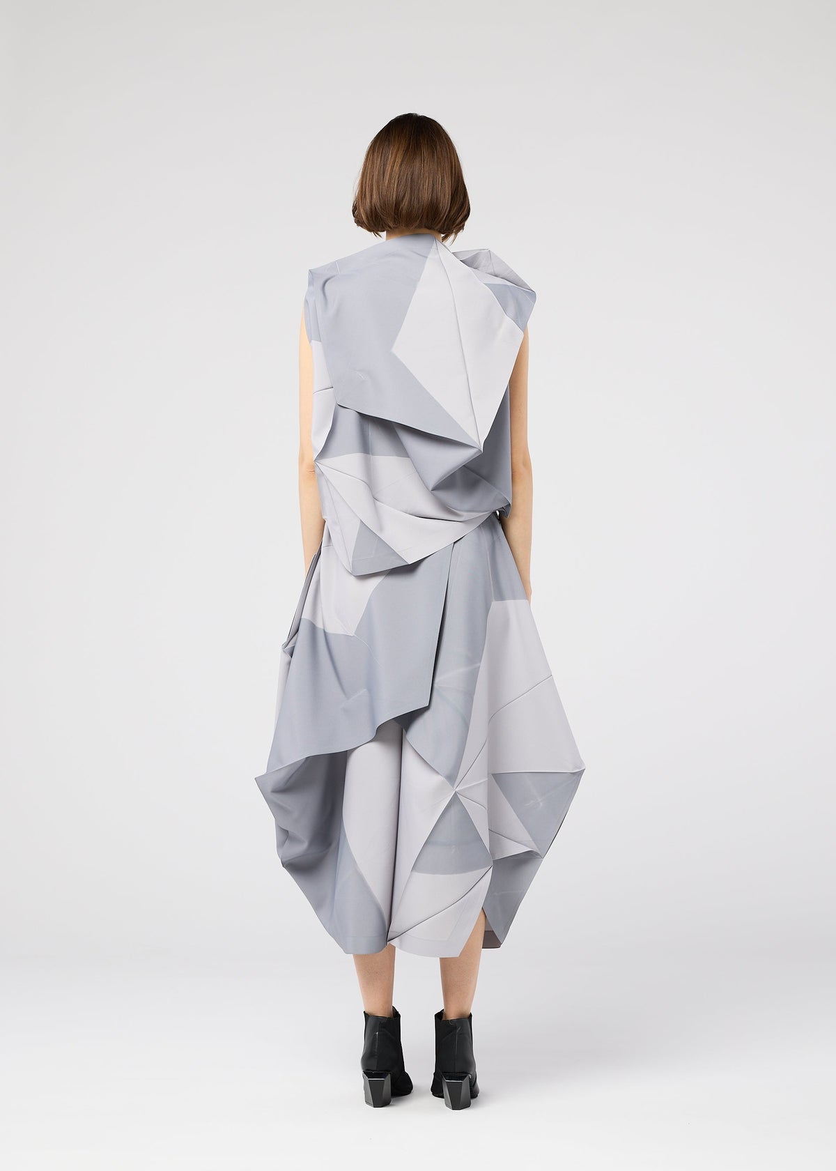 A model wears the 132 5. ISSEY MIYAKE NO.17 PRINT shirt.