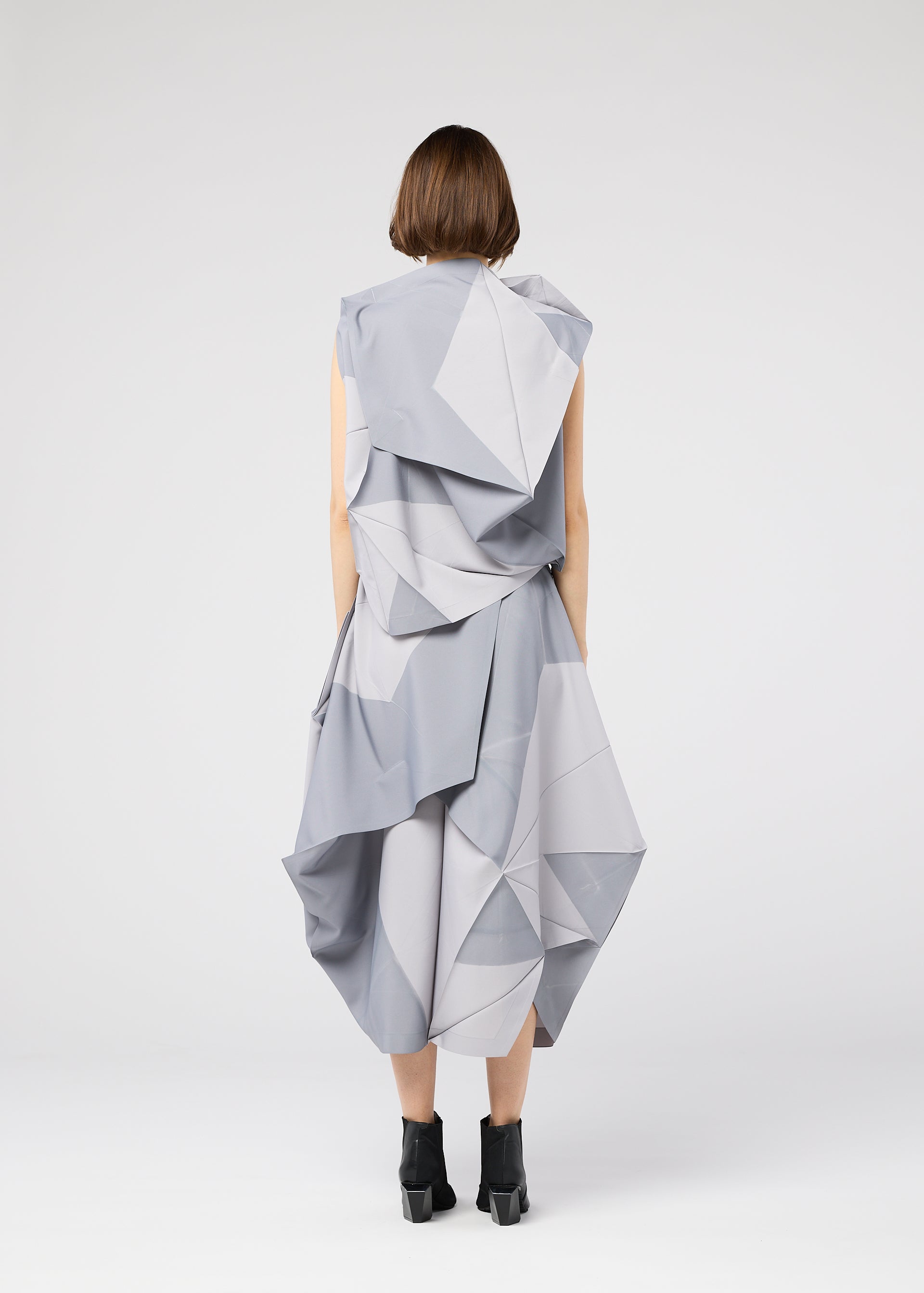 A model wears the 132 5. ISSEY MIYAKE NO.17 PRINT shirt.