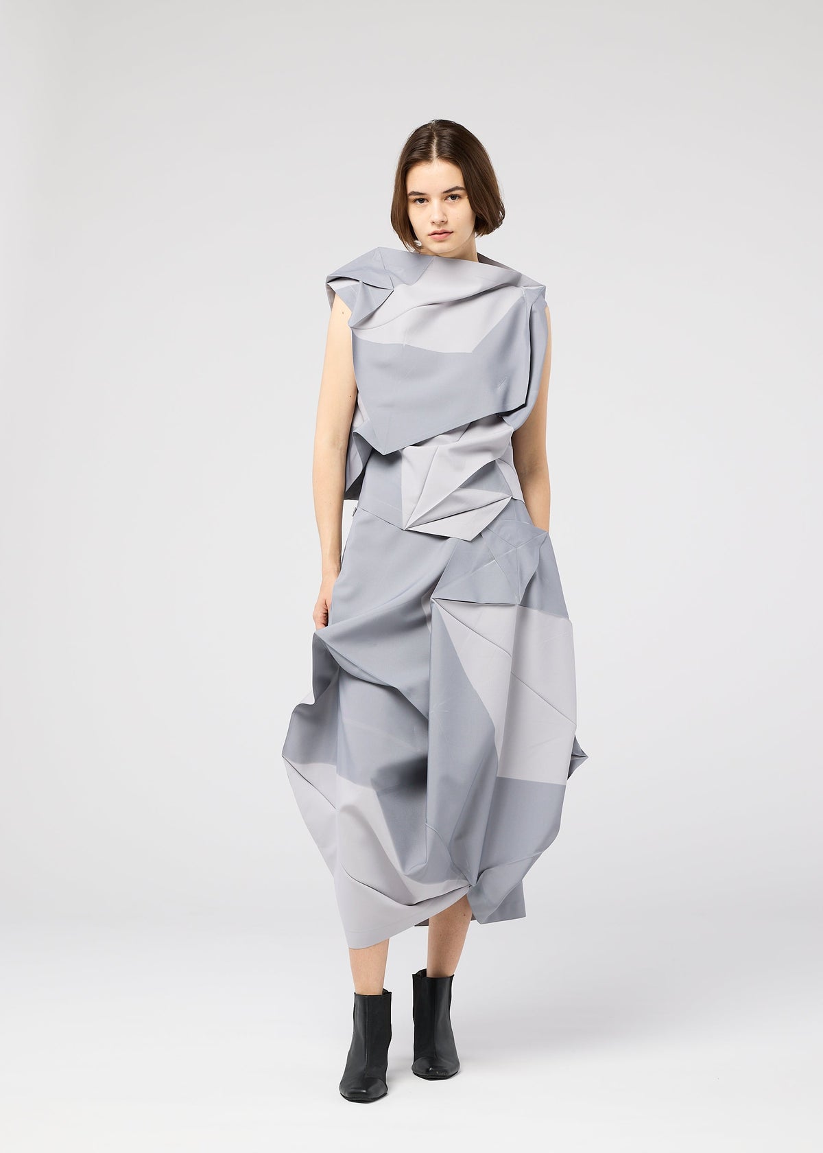 A model wears the 132 5. ISSEY MIYAKE NO.17 PRINT shirt.
